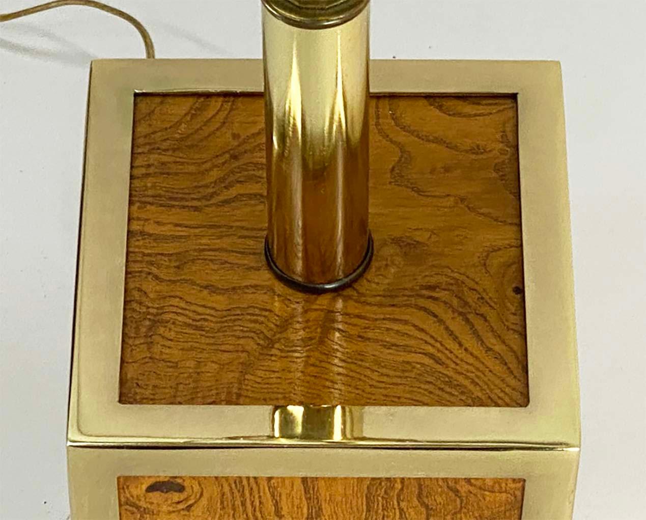 XX secolo Coppia di bellissime lampade da tavolo italiane in Wood Wood e ottone in vendita