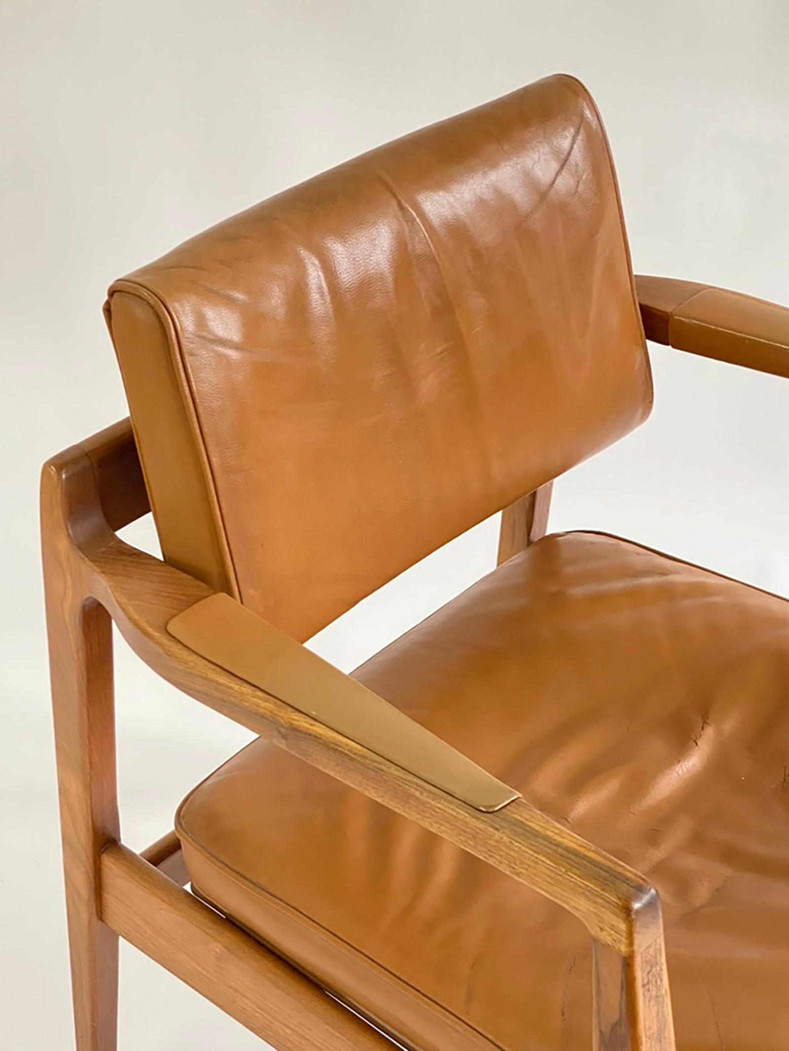 Mid-Century moderno Coppia di splendide sedie in pelle e noce Jens Risom in vendita