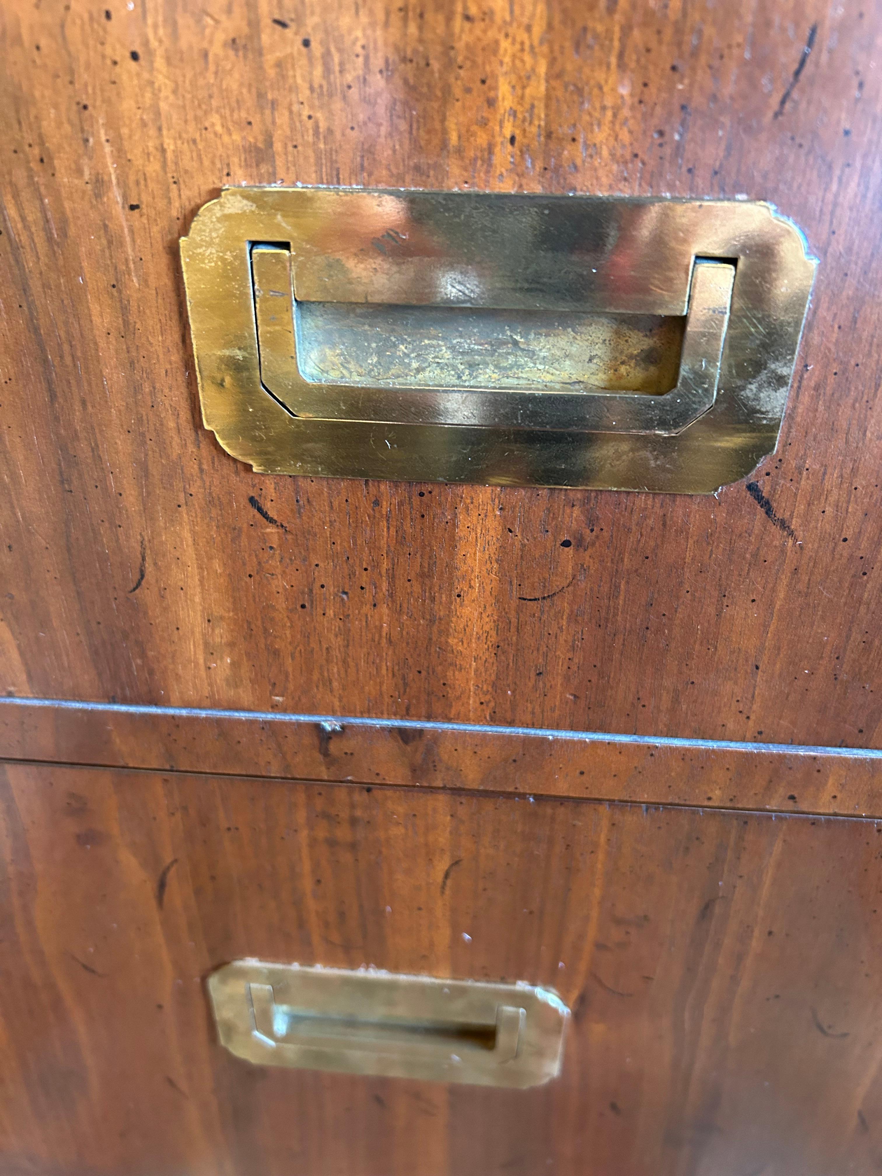 Coppia di splendidi cassettoni Campaigner di Henredon, stile metà secolo moderno in vendita 3