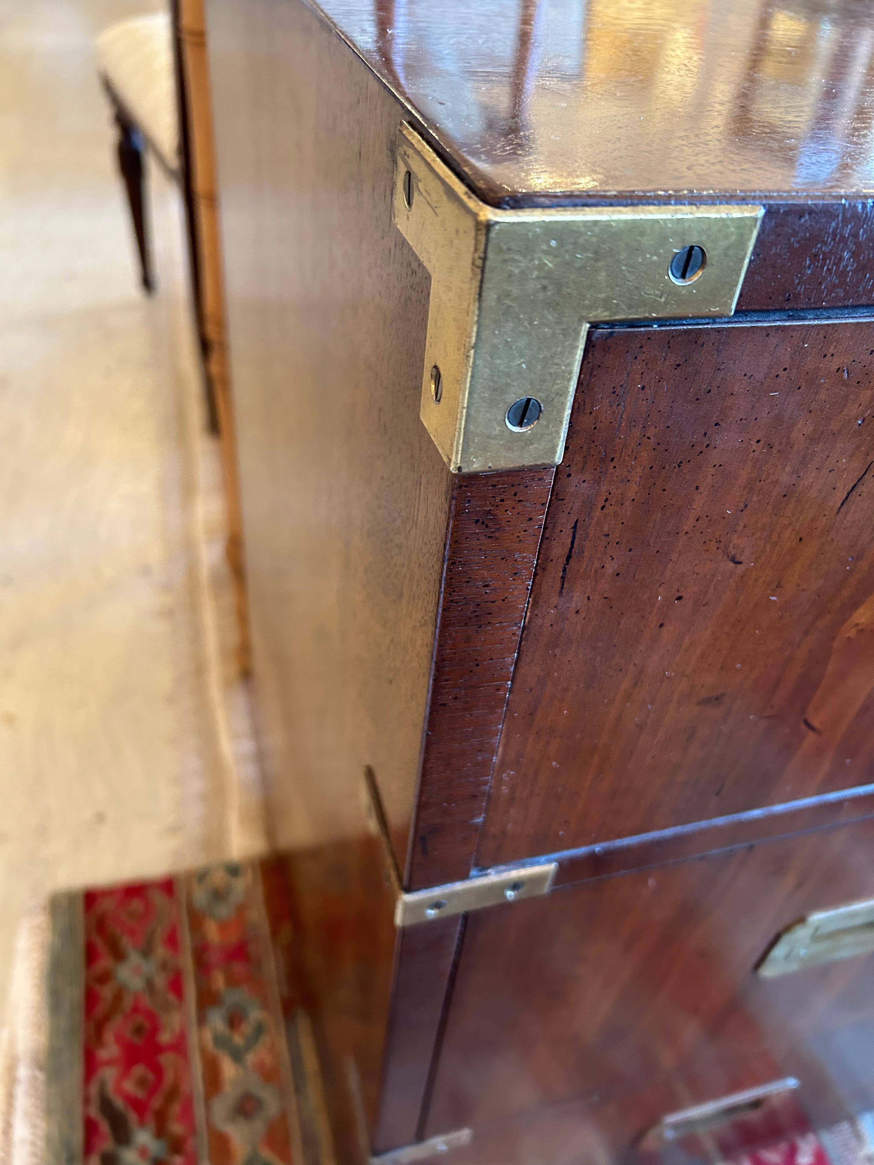 Coppia di splendidi cassettoni Campaigner di Henredon, stile metà secolo moderno in vendita 2