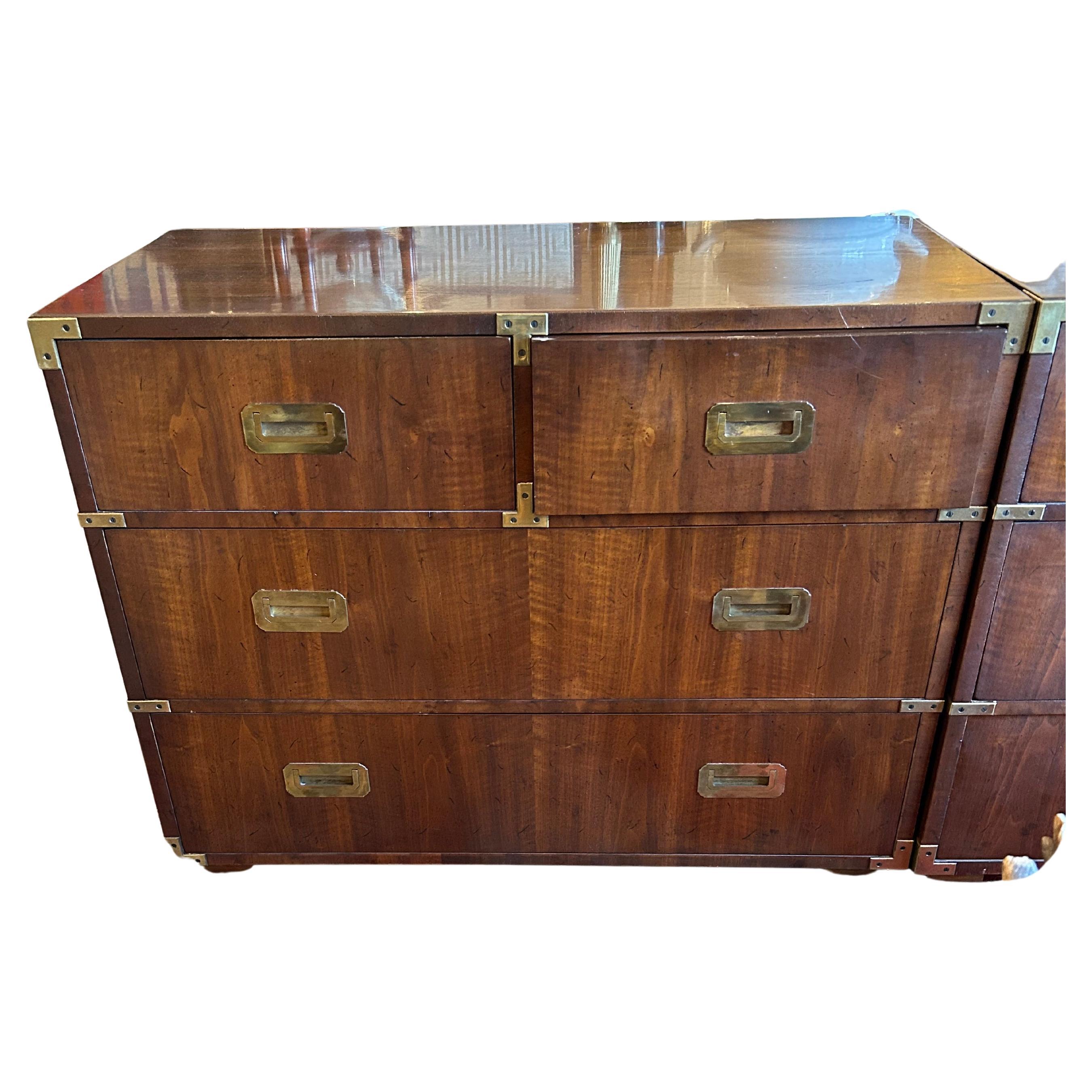 Splendida coppia di cassettiere in mogano in stile Campaigner della metà del secolo.  Meravigliosa ferramenta e dettagli in ottone incassato con punte di chiodi a vista.  Stile classico e senza tempo.