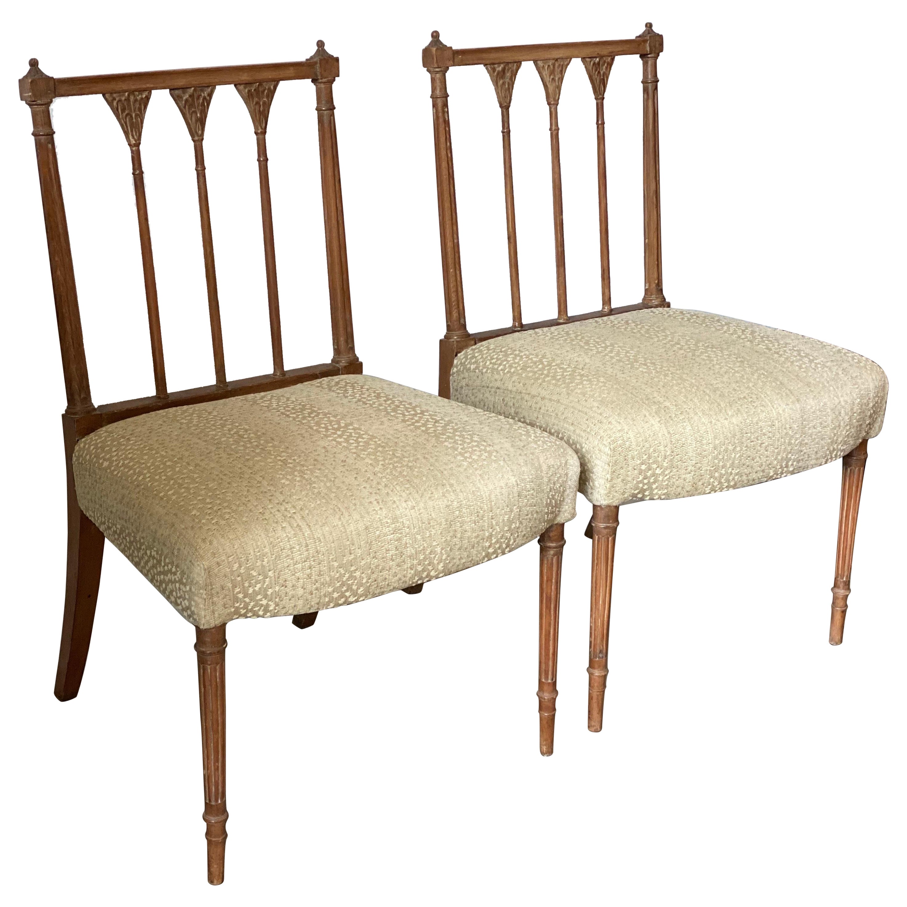 Paire de belles chaises d'appoint à dossier carré et à fuseau horaire