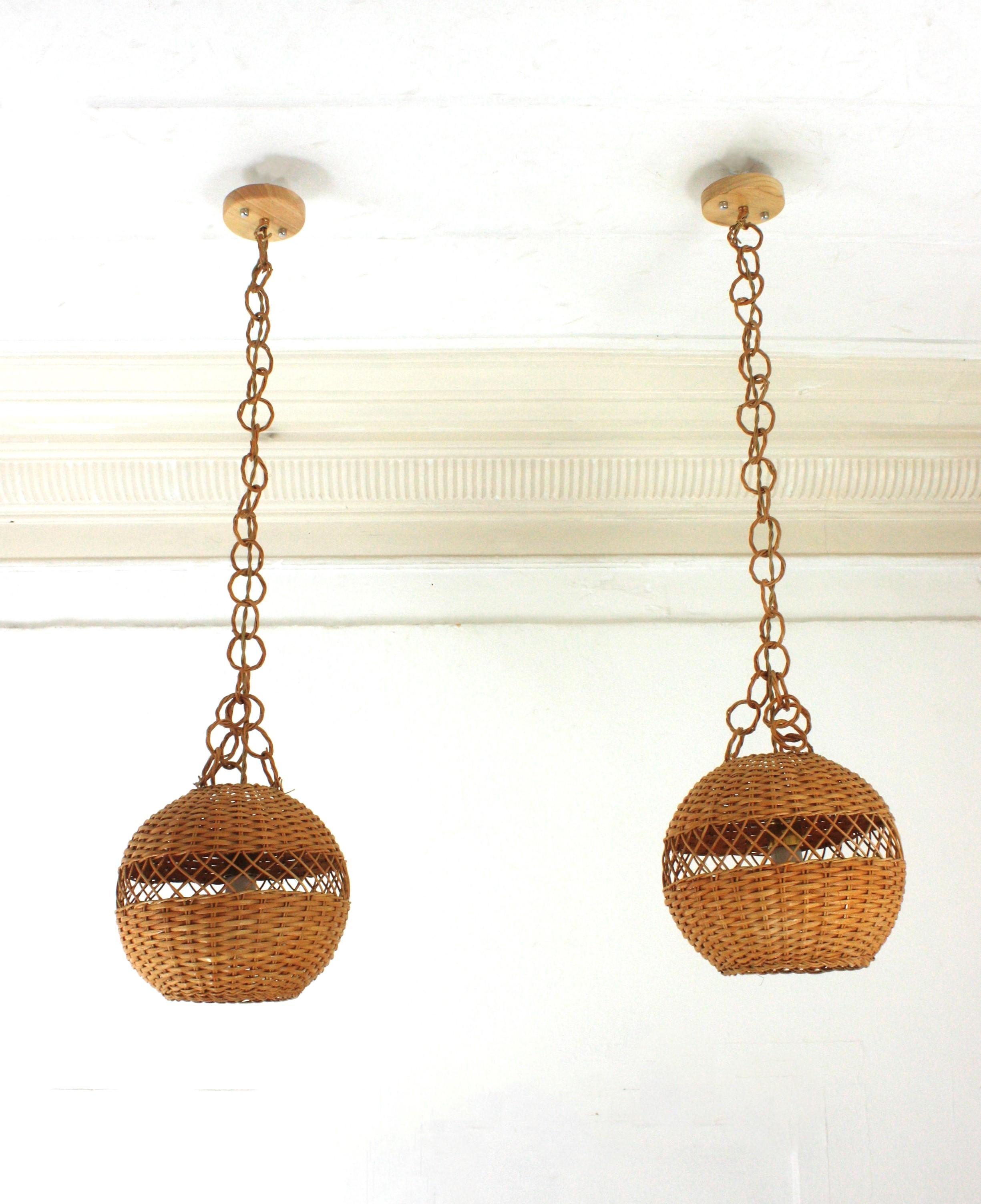 Pair of Handwoven Wicker Globe Pendant Lights or Lanterns In Good Condition For Sale In Barcelona, ES