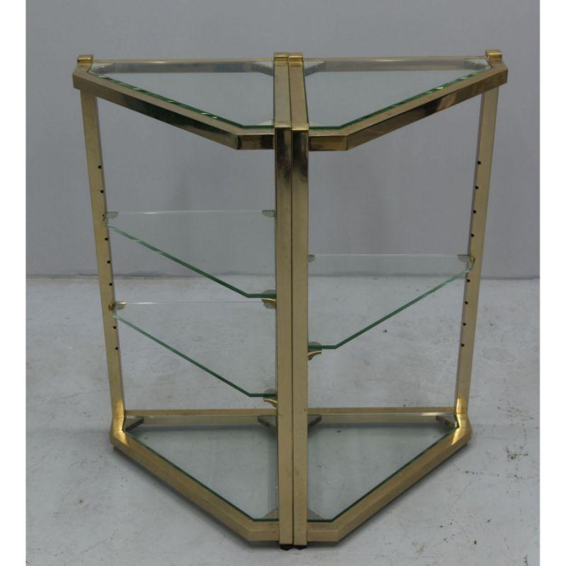 Vintage 70s brass and glass corner cupboard ideal for storing books or trinkets or even serving as harnesses. Dimension height 83 cm for a size of 37 cm by 53 cm. note that a shelf is missing on one of the corners

Additional