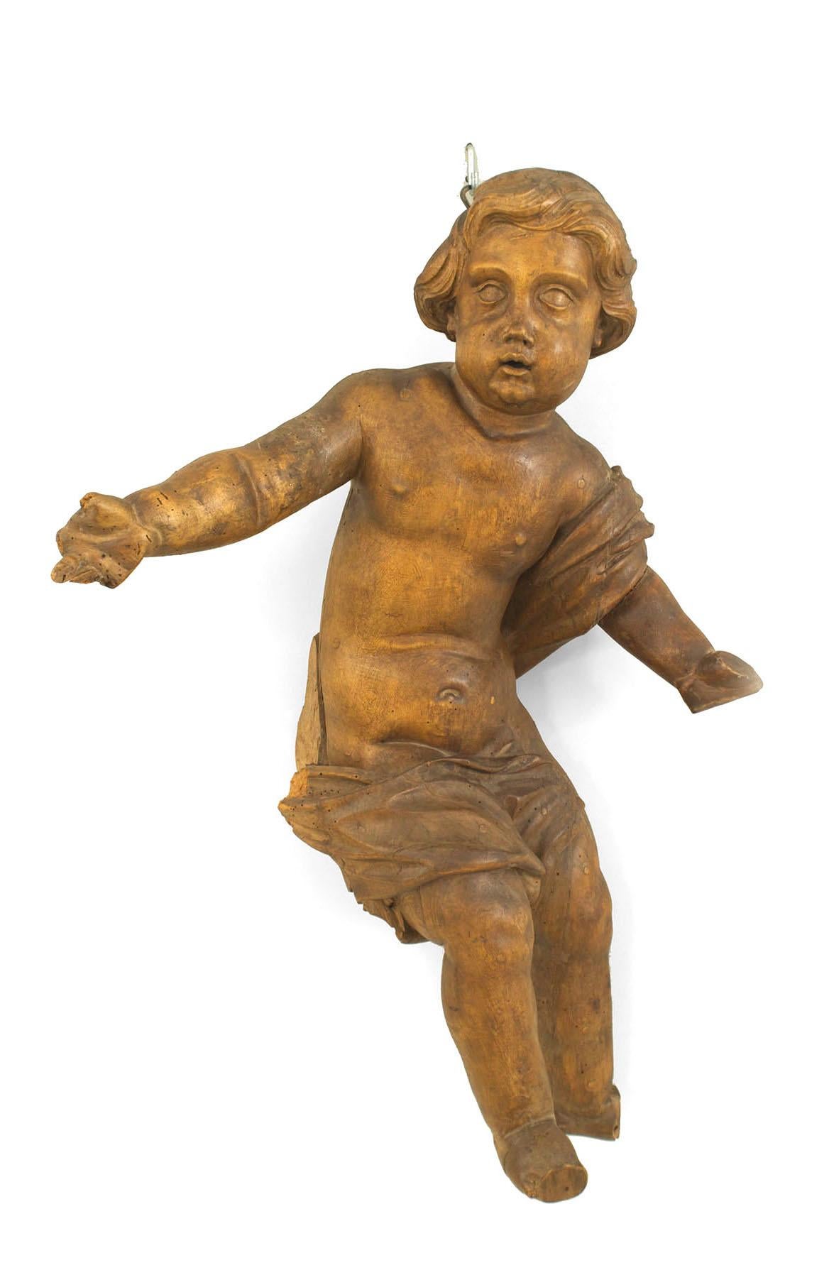 Paire de figures de putti suspendues, de style Rococo italien (XIXe siècle), sculptées en bois fruitier et portant un drapé.
