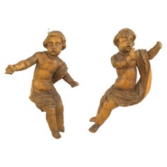 Paire de figurines de putti italiennes rococo en bois fruitier