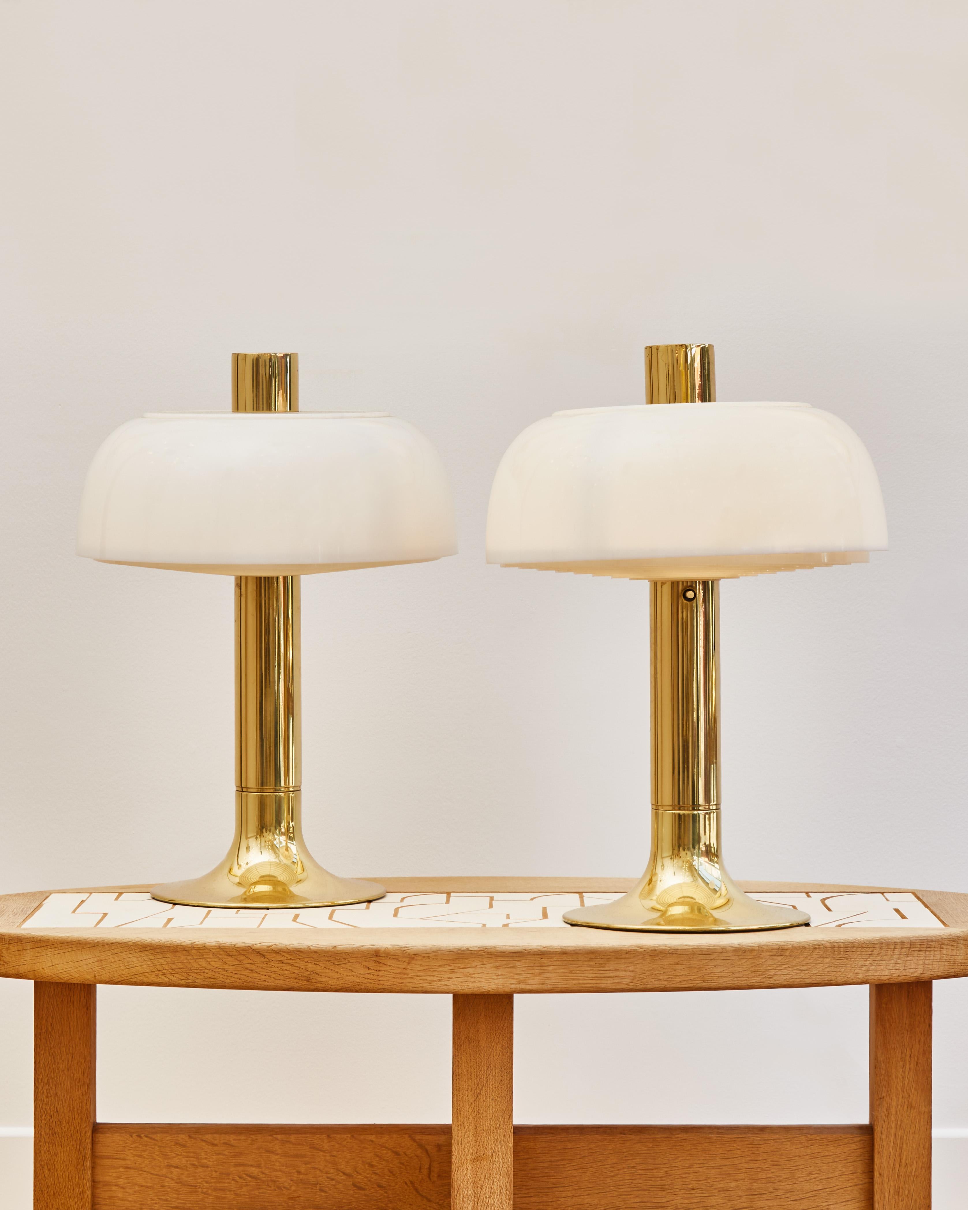 Pair of table lamps designed by the Swedish designer Hans Agne Jakobsson in the 1950s, model B205 (original stamp under the foot). Each lamp is made of a brass structure and a surprisingly decorative two-part shade with the curved top and multiple
