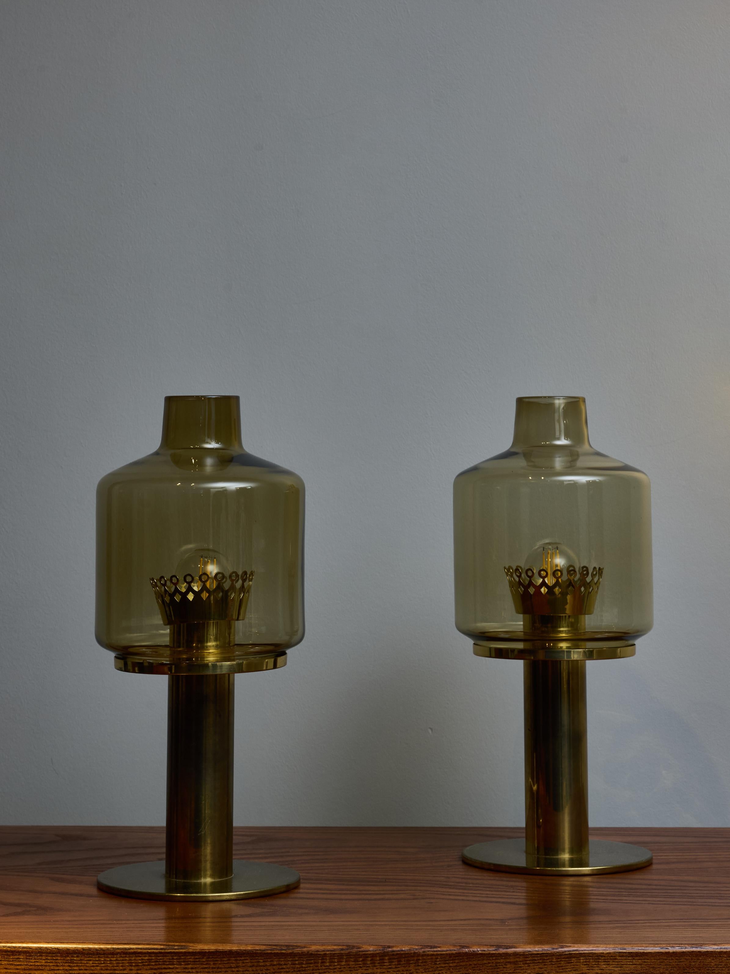 Pareja de lámparas de mesa B102 diseñadas por Hans Agne Jakobsson por su fábrica de lámparas homónima 