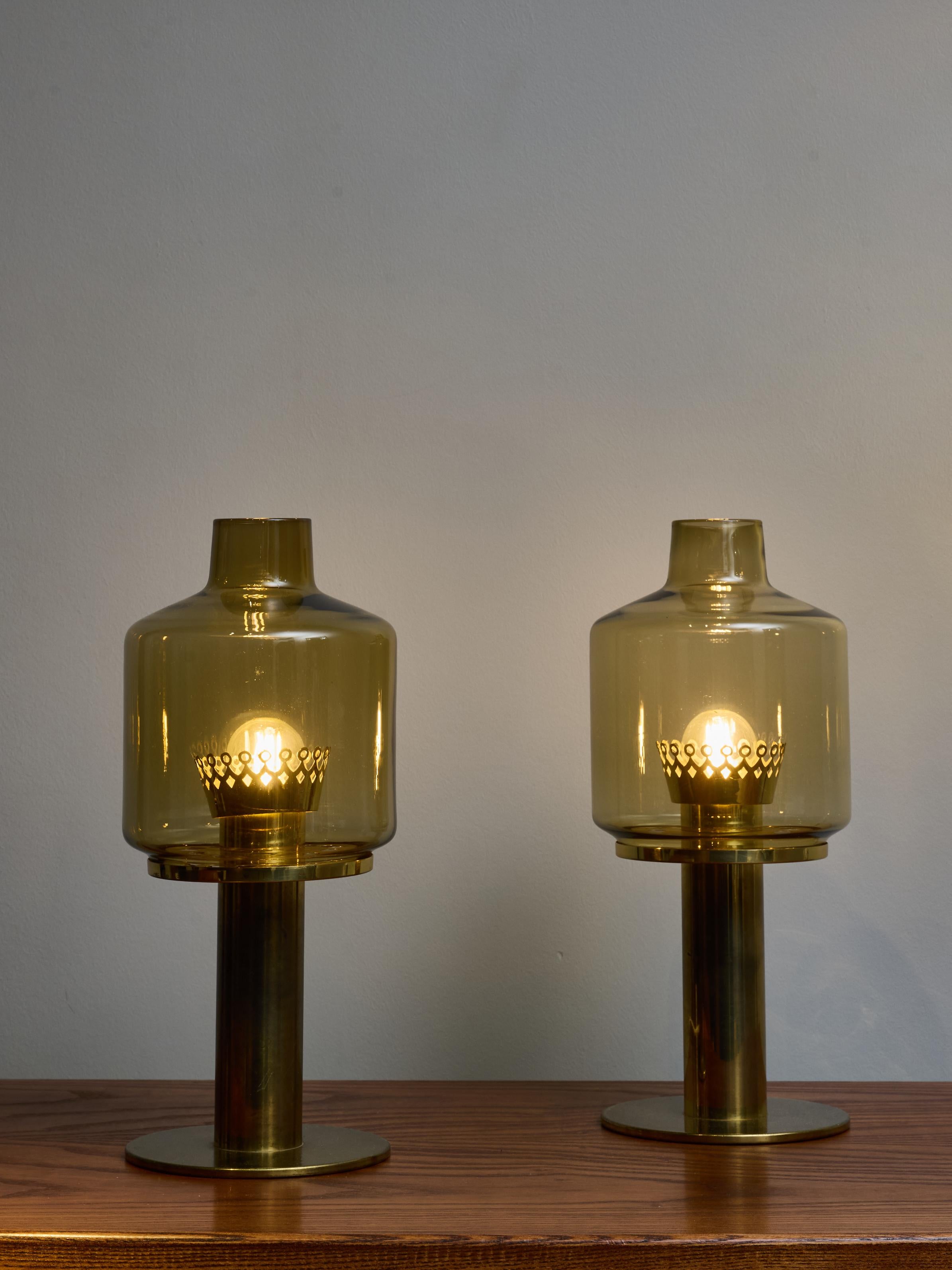 Pareja de lámparas de mesa Hans-Agne Jakobsson B102 de latón y cristal Escandinavo moderno en venta