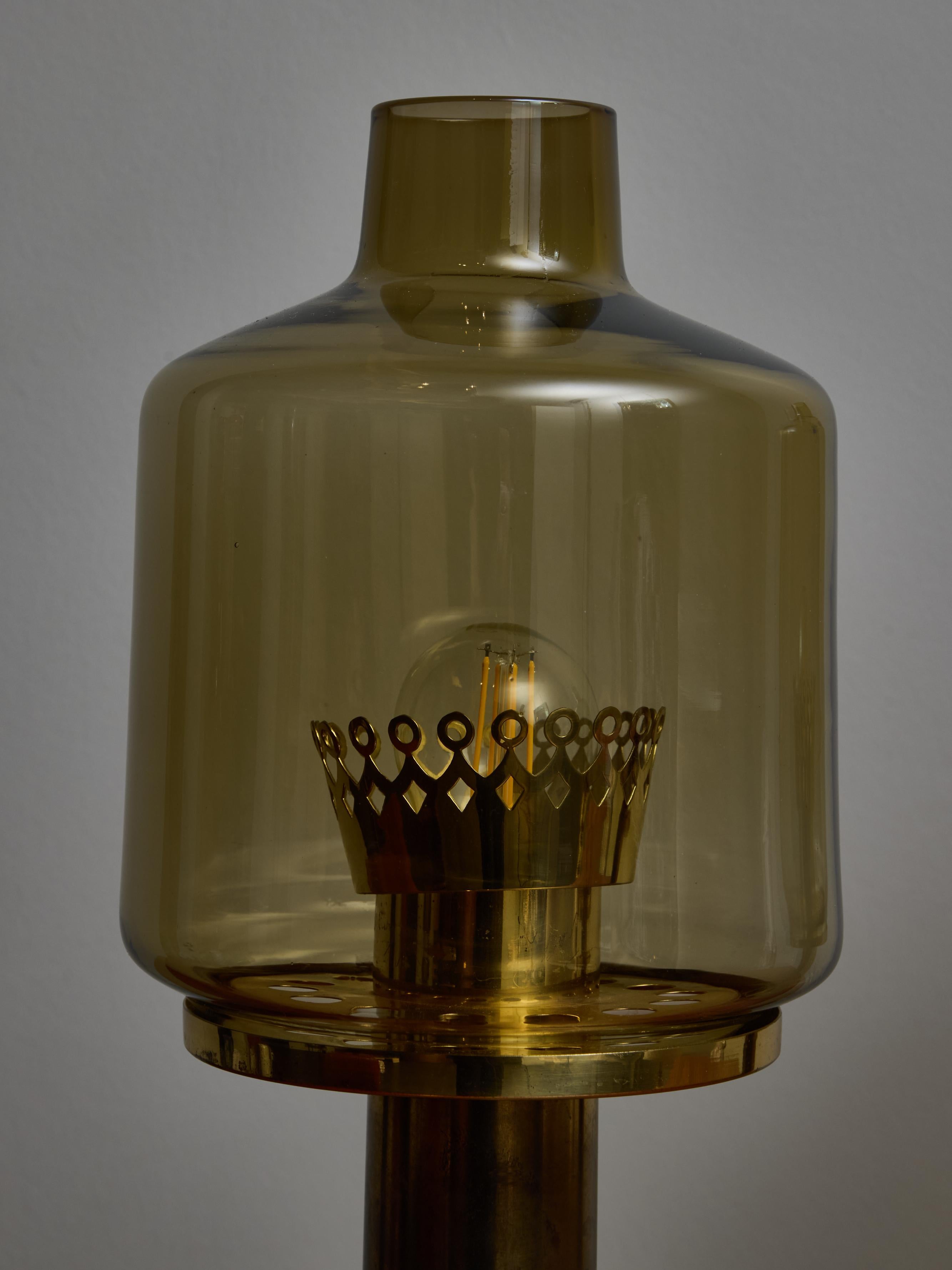 Pareja de lámparas de mesa Hans-Agne Jakobsson B102 de latón y cristal Sueco en venta