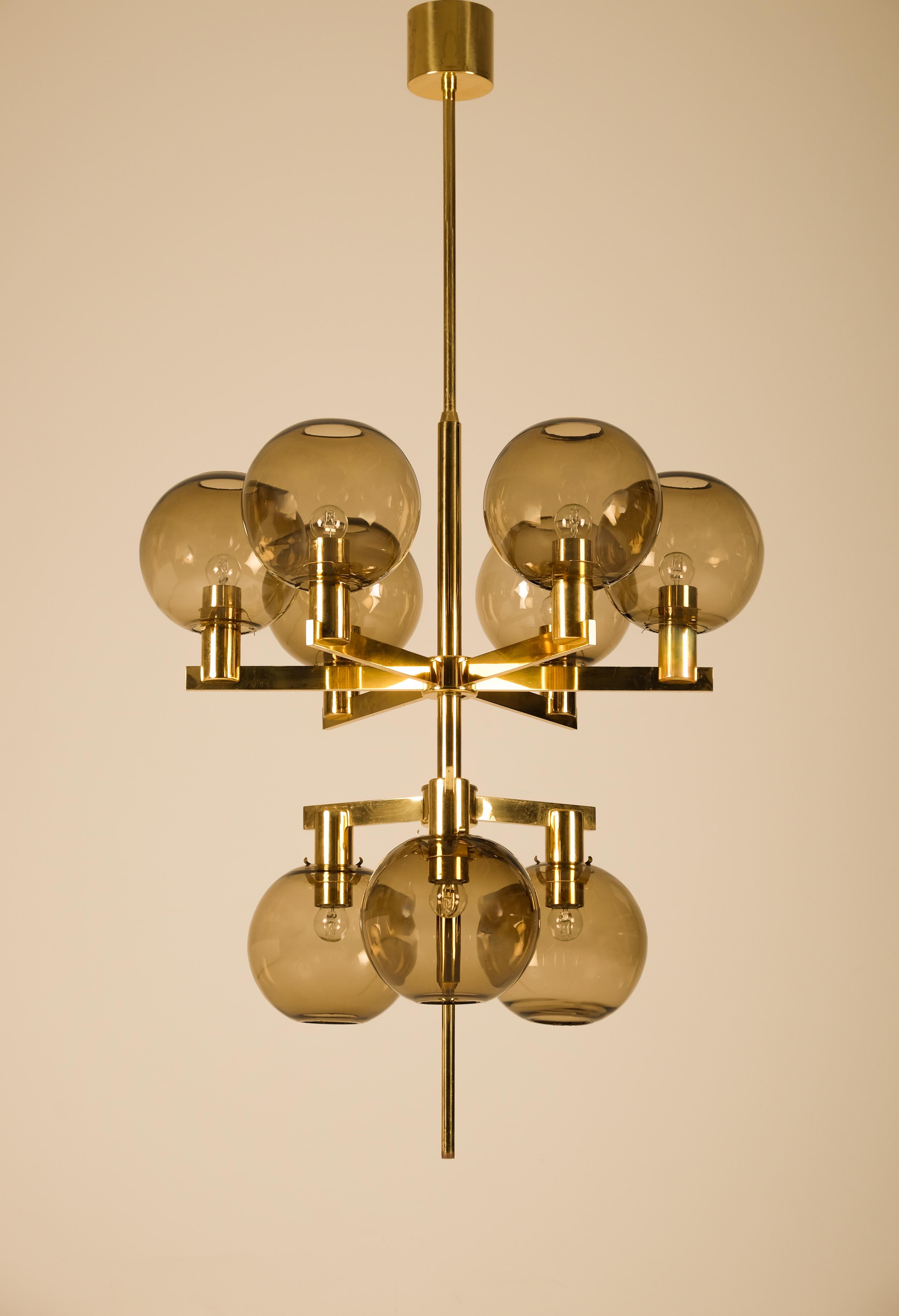 Disegnato da Hans-Agne Jakobsson. Prodotto da Hans-Agne Jakobsson AB a AB Markaryd, Svezia, anni '1960.
Misure: Altezza fino a 240 cm (regolabile)
Diametro 78 cm

   