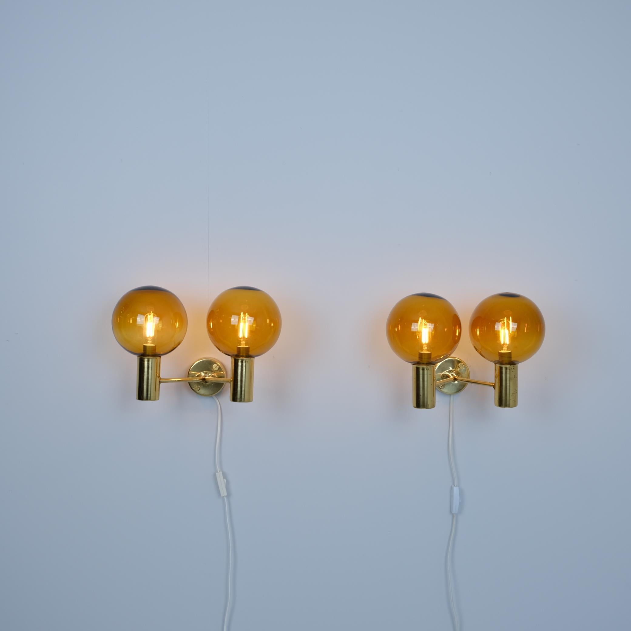 Mid-Century Modern Pair of Hans-Agne Jakobsson Brass Wall Lamp Model. V 149/2, Amber Glass, 1950s For Sale