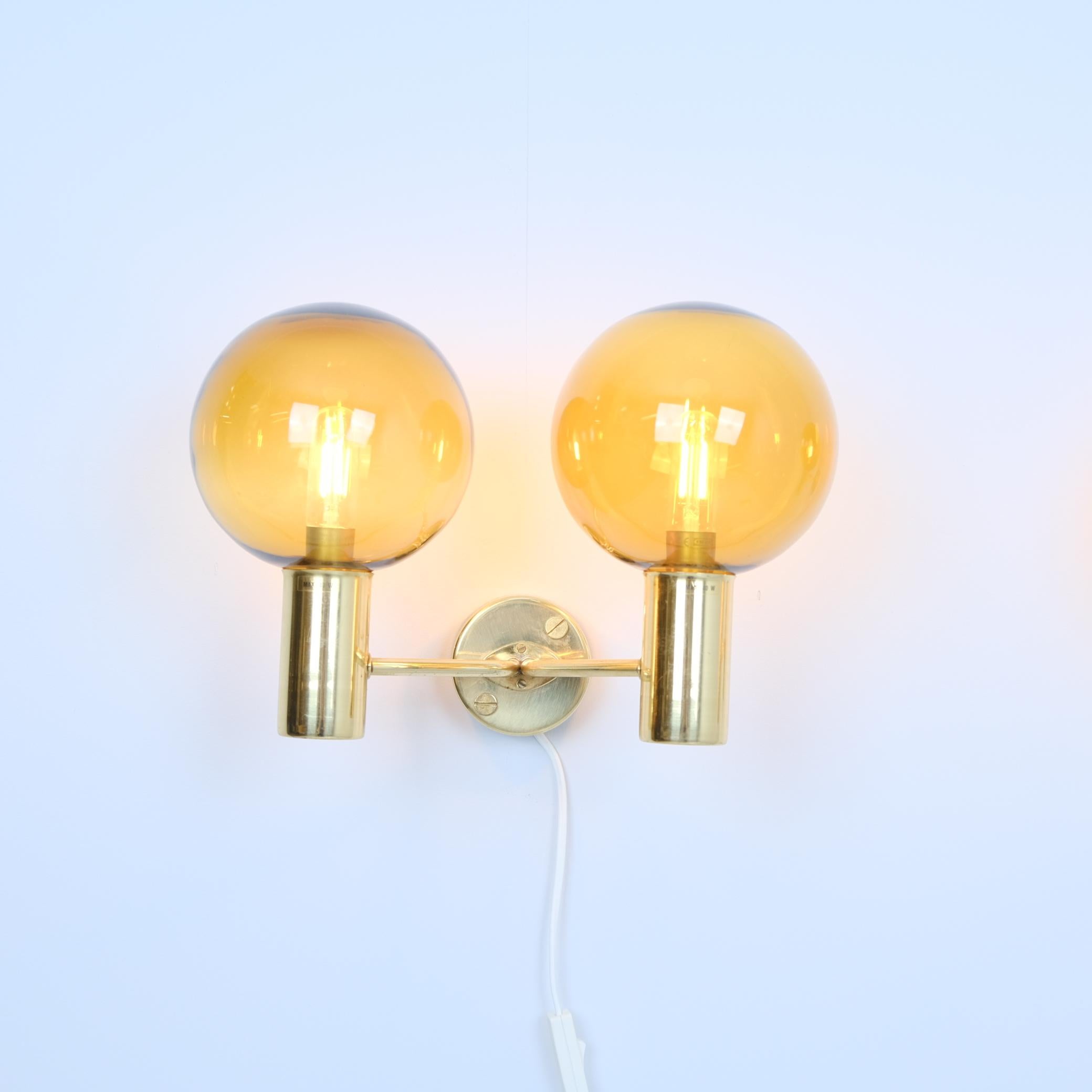 Pair of Hans-Agne Jakobsson Brass Wall Lamp Model. V 149/2, Amber Glass, 1950s In Good Condition For Sale In Helsinki, FI