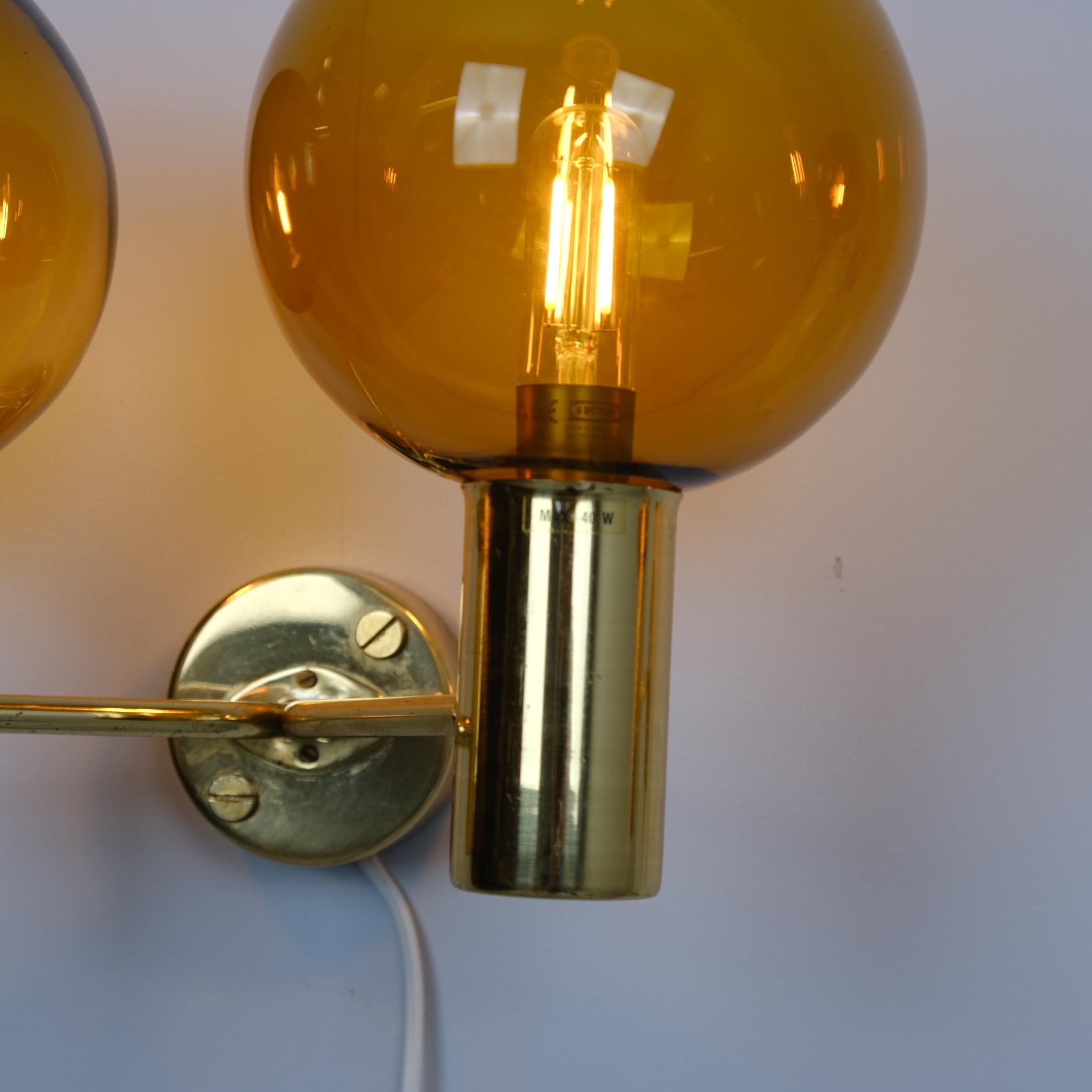 Pair of Hans-Agne Jakobsson Brass Wall Lamp Model. V 149/2, Amber Glass, 1950s For Sale 1