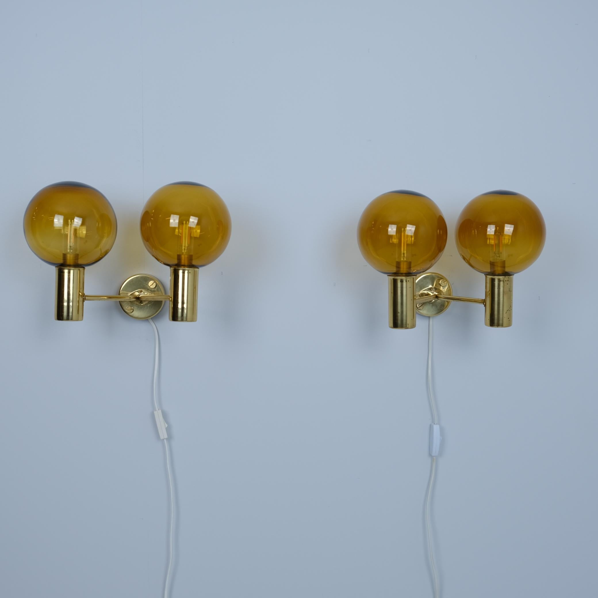 Pair of Hans-Agne Jakobsson Brass Wall Lamp Model. V 149/2, Amber Glass, 1950s For Sale 2