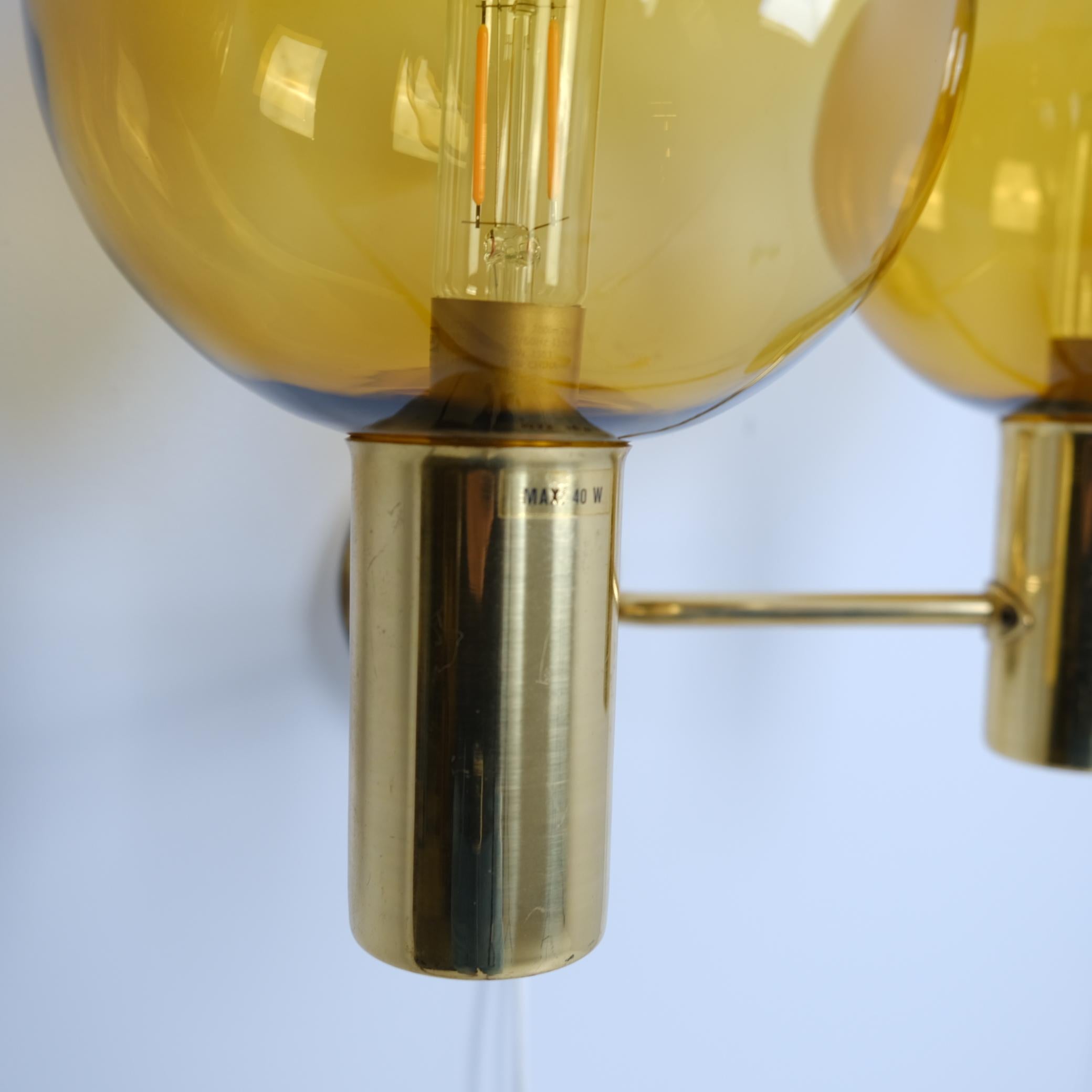 Pair of Hans-Agne Jakobsson Brass Wall Lamp Model. V 149/2, Amber Glass, 1950s For Sale 3