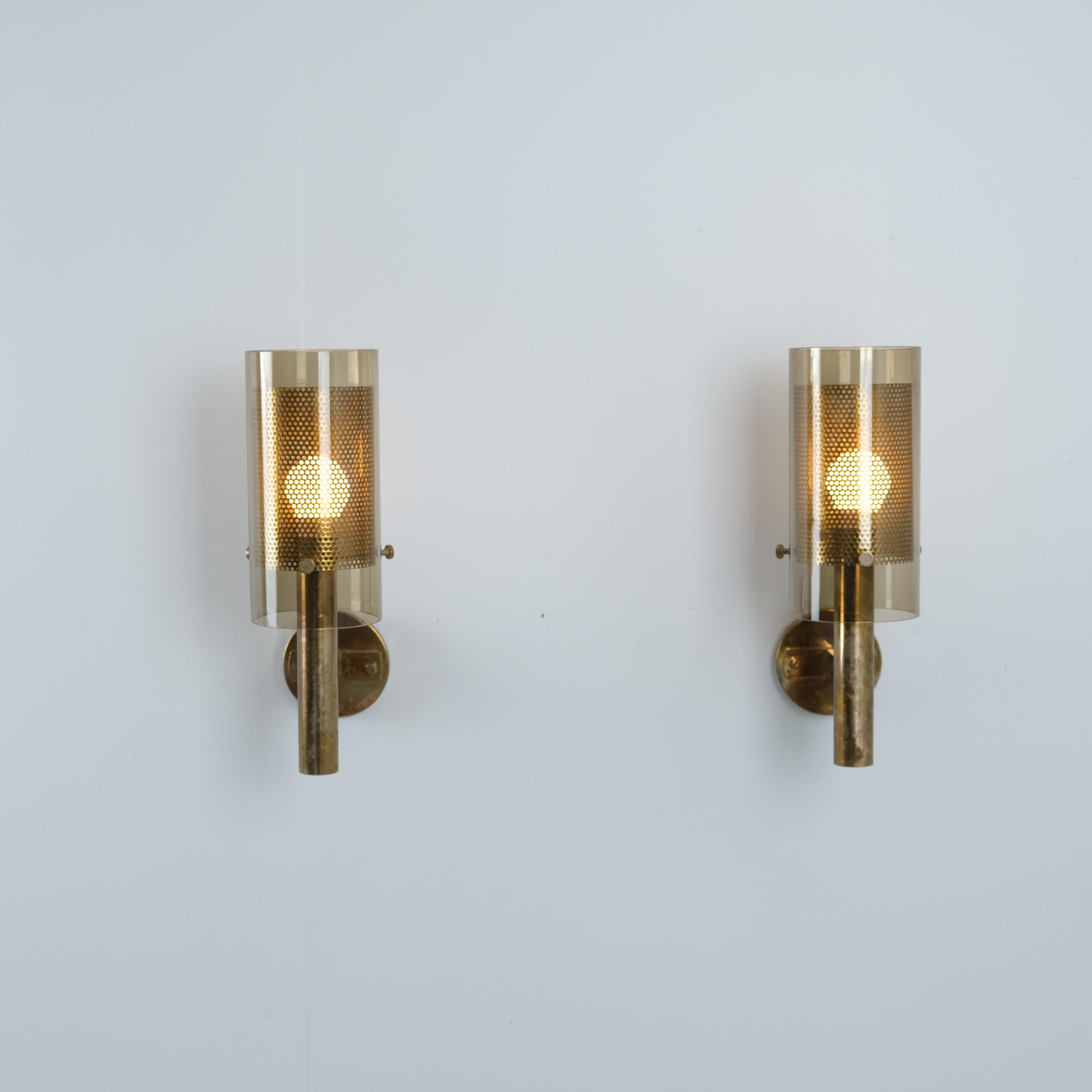 Coppia di lampade da parete in ottone Hans-Agne Jakobsson Modello V147 Vetro e ottone, anni '60 in vendita 3