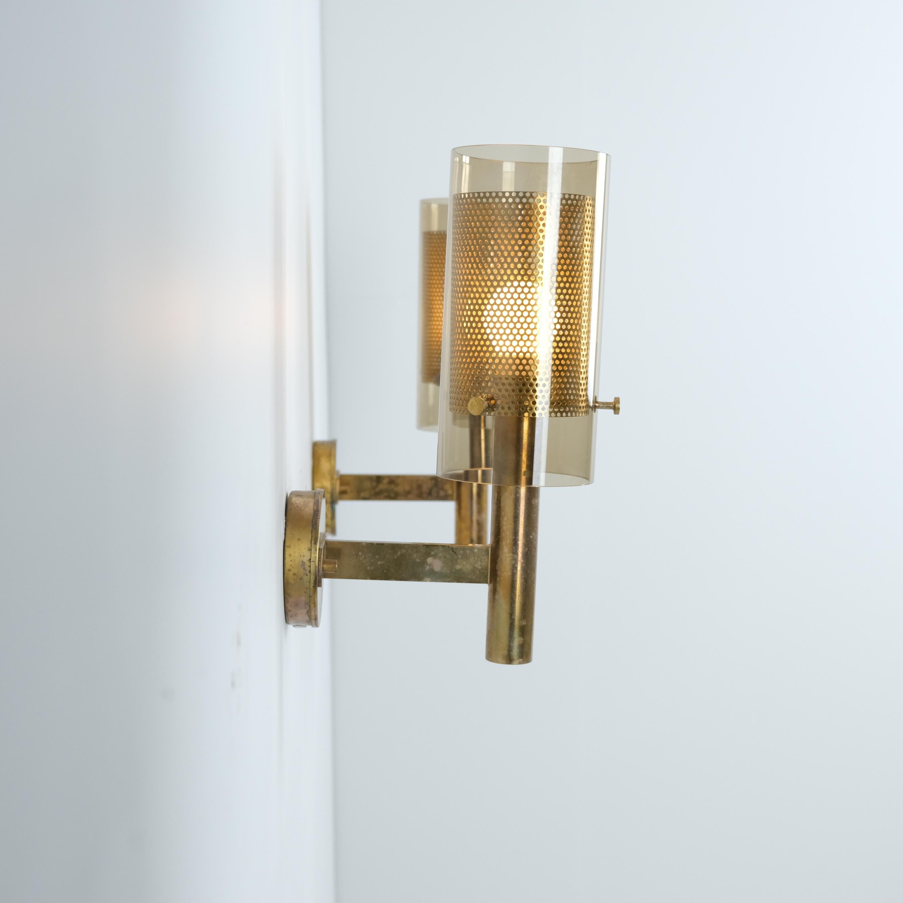 Coppia di lampade da parete in ottone Hans-Agne Jakobsson Modello V147 Vetro e ottone, anni '60 in vendita 4
