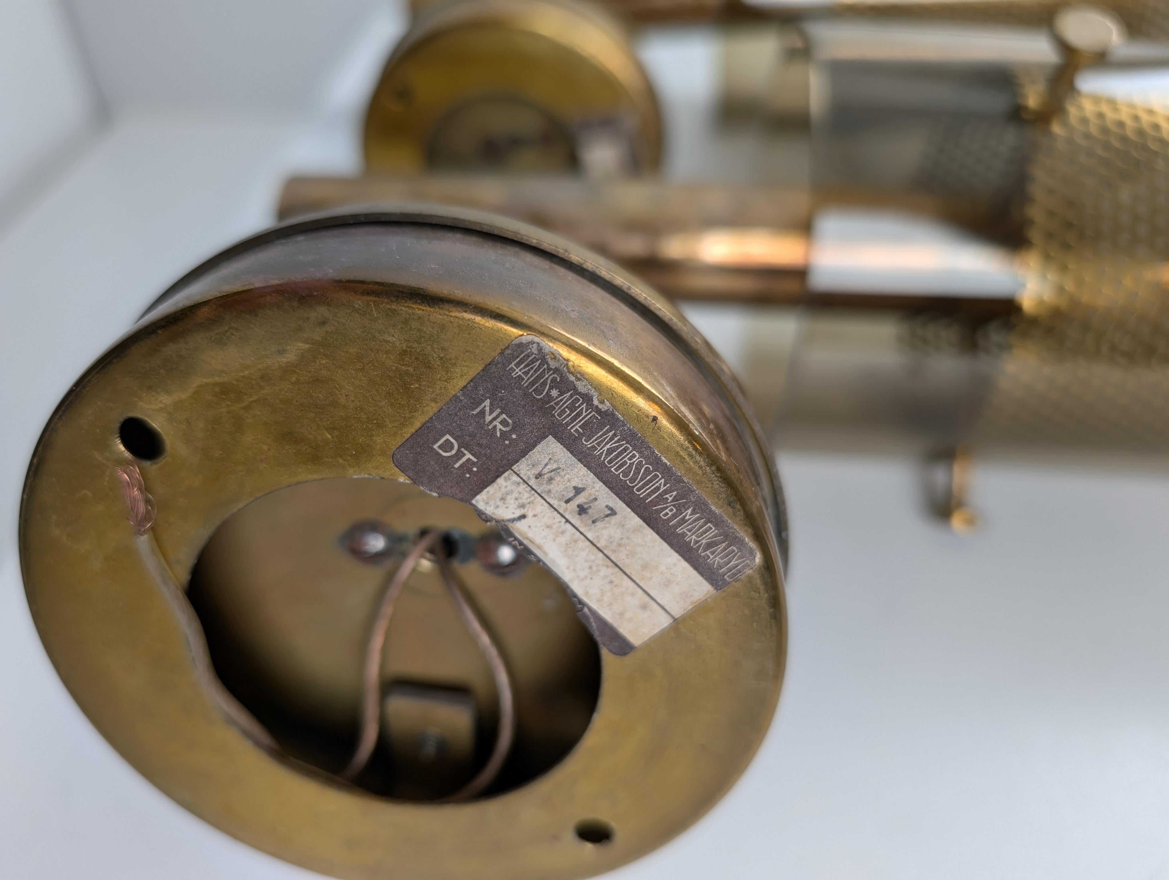 Coppia di lampade da parete in ottone Hans-Agne Jakobsson Modello V147 Vetro e ottone, anni '60 in vendita 7