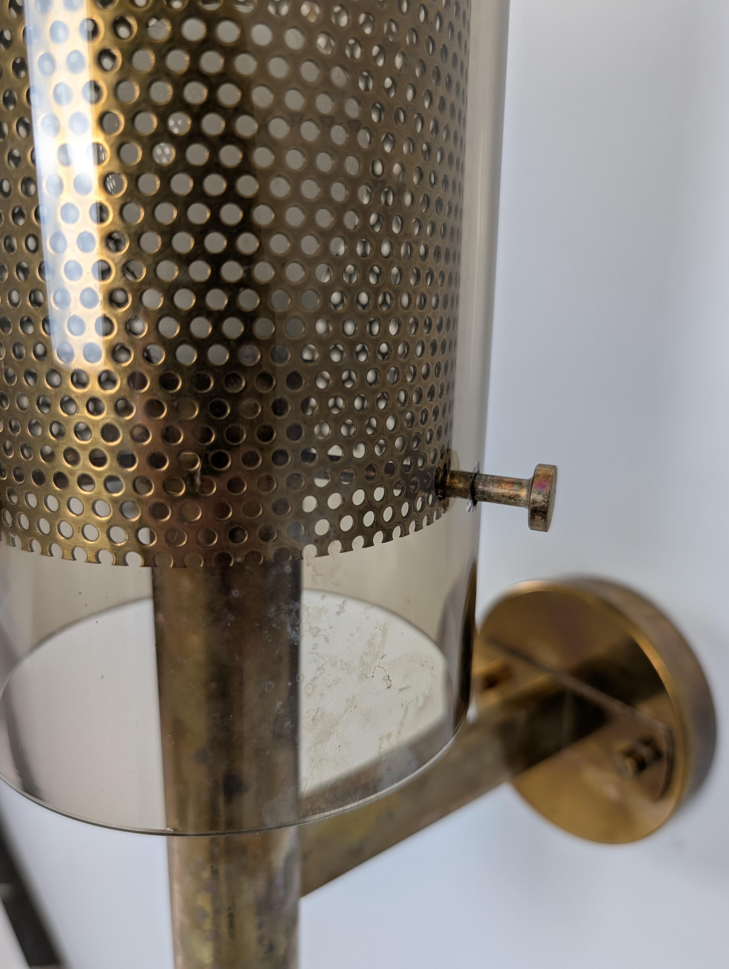 Coppia di lampade da parete in ottone Hans-Agne Jakobsson Modello V147 Vetro e ottone, anni '60 in vendita 9