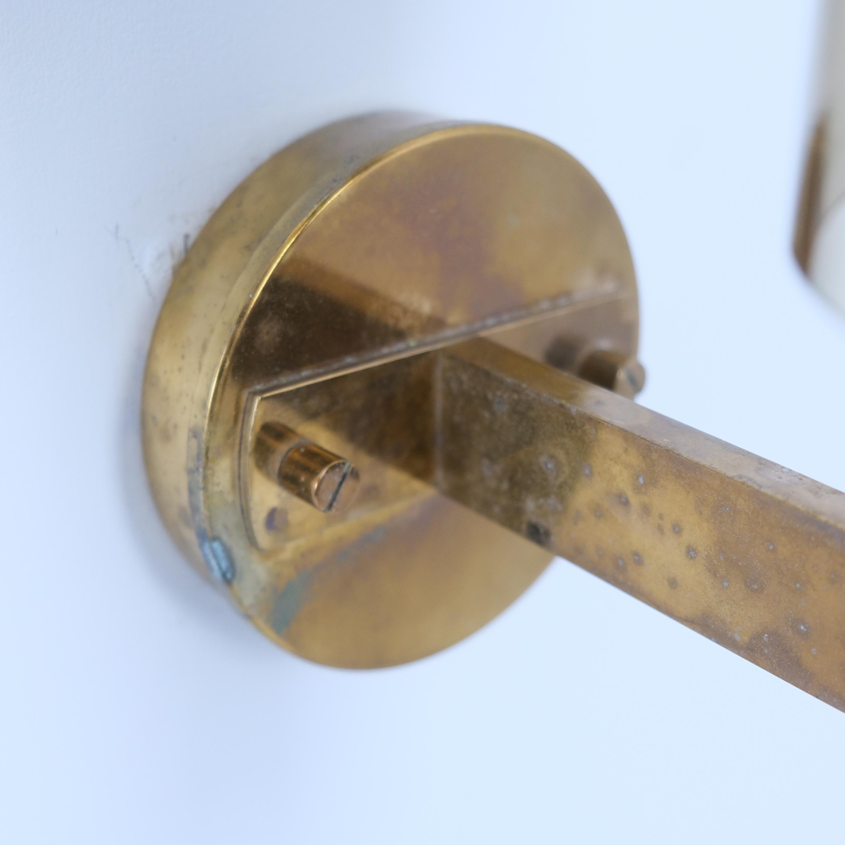 Mid-Century moderno Coppia di lampade da parete in ottone Hans-Agne Jakobsson Modello V147 Vetro e ottone, anni '60 in vendita