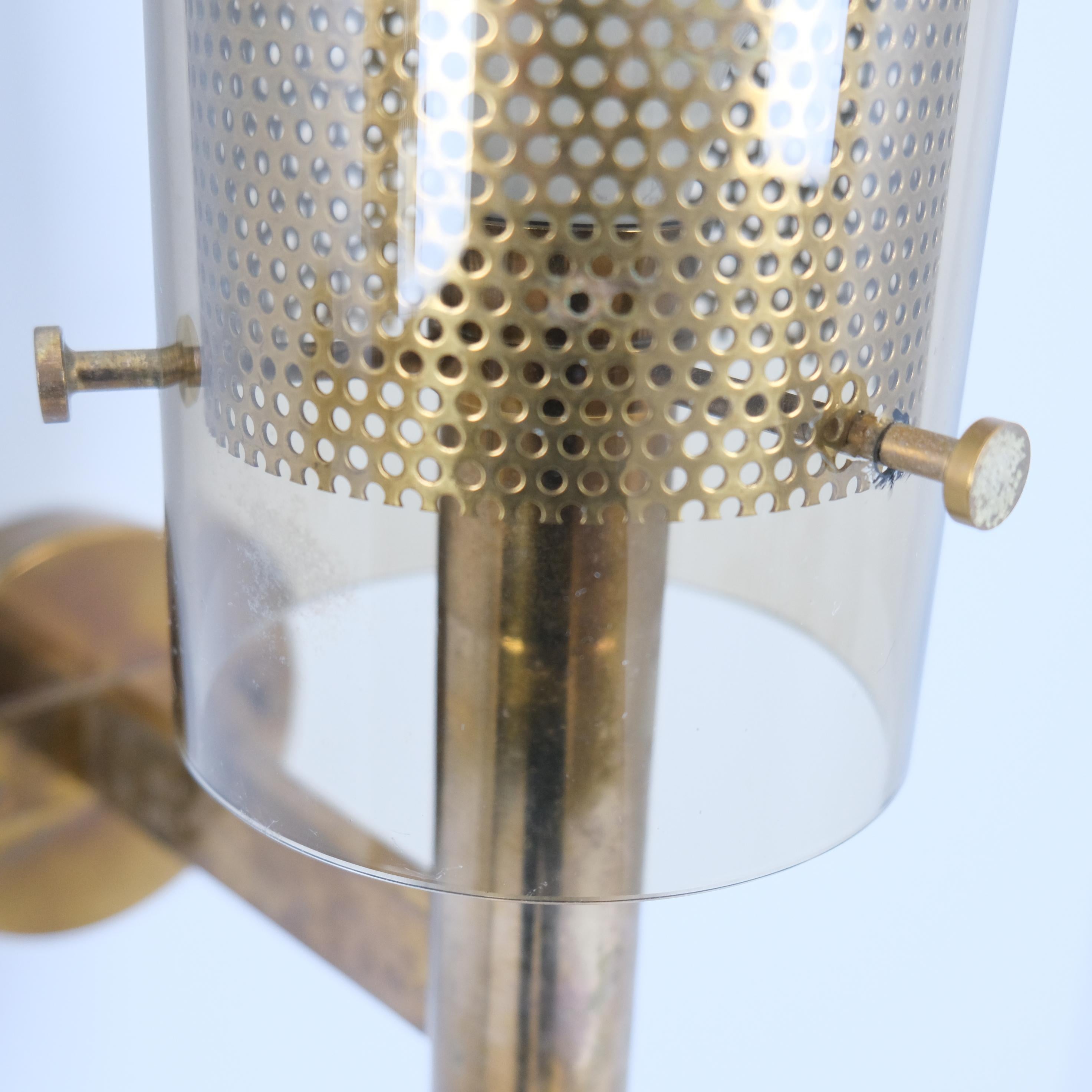 Svedese Coppia di lampade da parete in ottone Hans-Agne Jakobsson Modello V147 Vetro e ottone, anni '60 in vendita