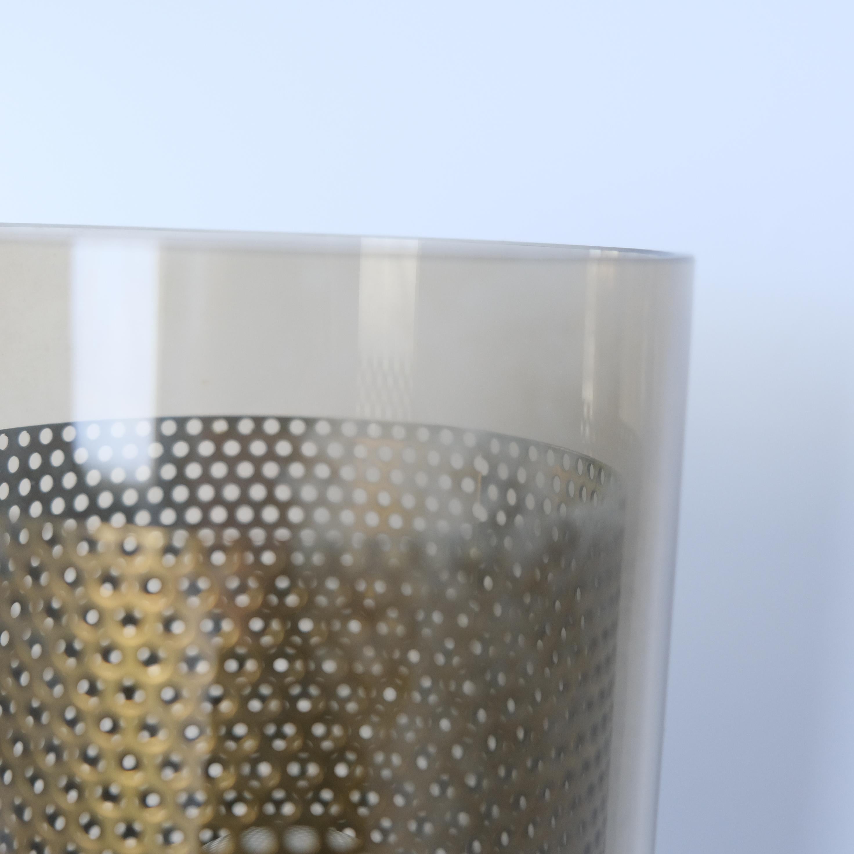 Coppia di lampade da parete in ottone Hans-Agne Jakobsson Modello V147 Vetro e ottone, anni '60 In condizioni buone in vendita a Helsinki, FI