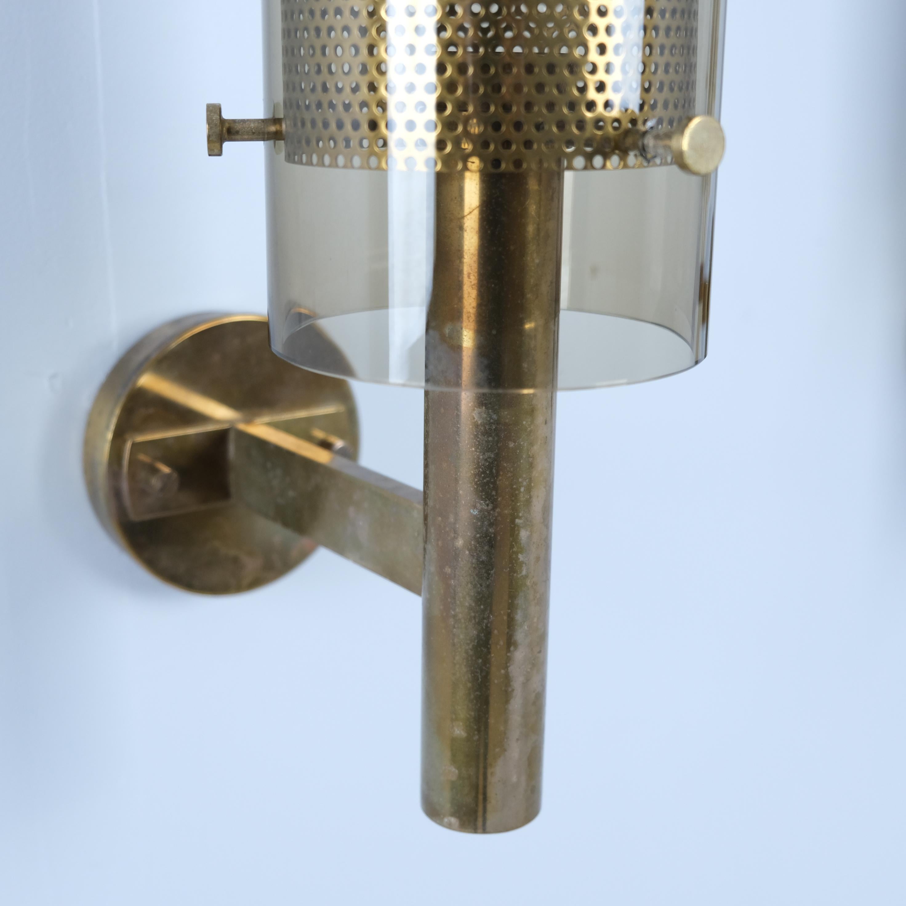 Metà XX secolo Coppia di lampade da parete in ottone Hans-Agne Jakobsson Modello V147 Vetro e ottone, anni '60 in vendita