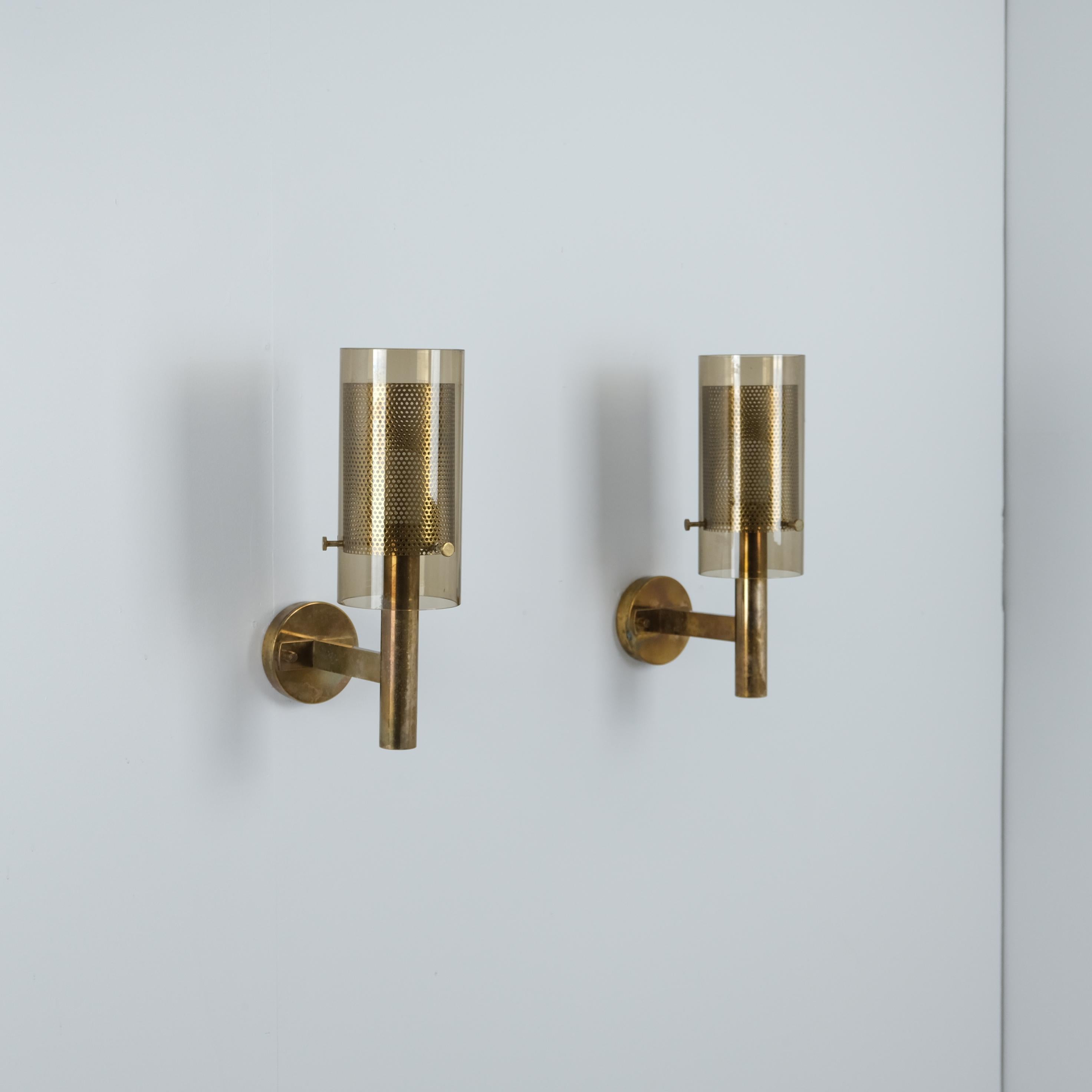 Coppia di lampade da parete in ottone Hans-Agne Jakobsson Modello V147 Vetro e ottone, anni '60 in vendita 1