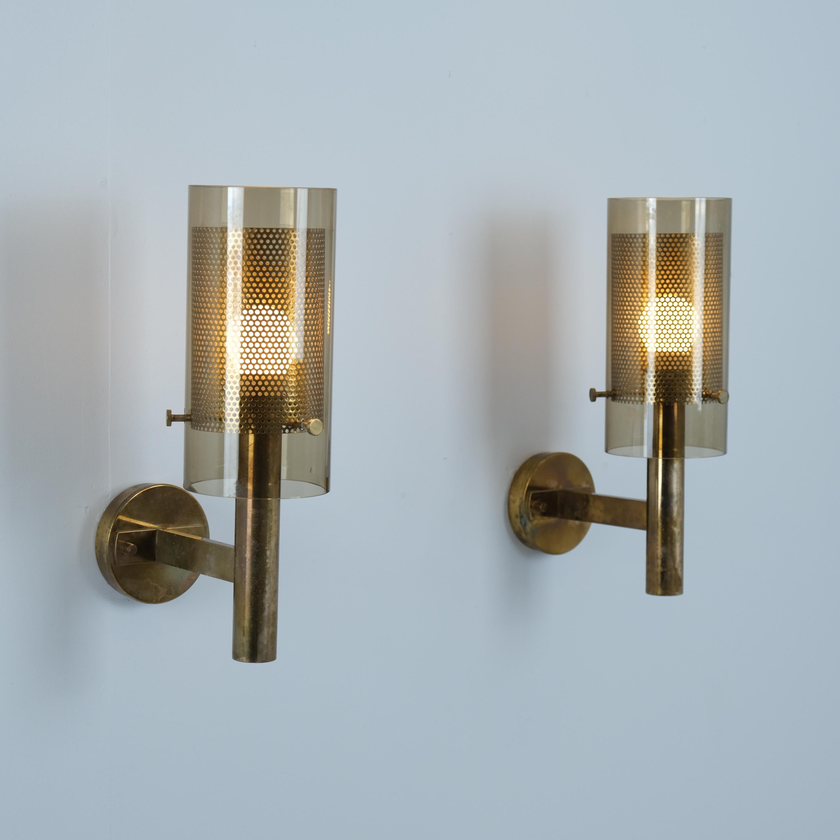 Coppia di lampade da parete in ottone Hans-Agne Jakobsson Modello V147 Vetro e ottone, anni '60 in vendita 2
