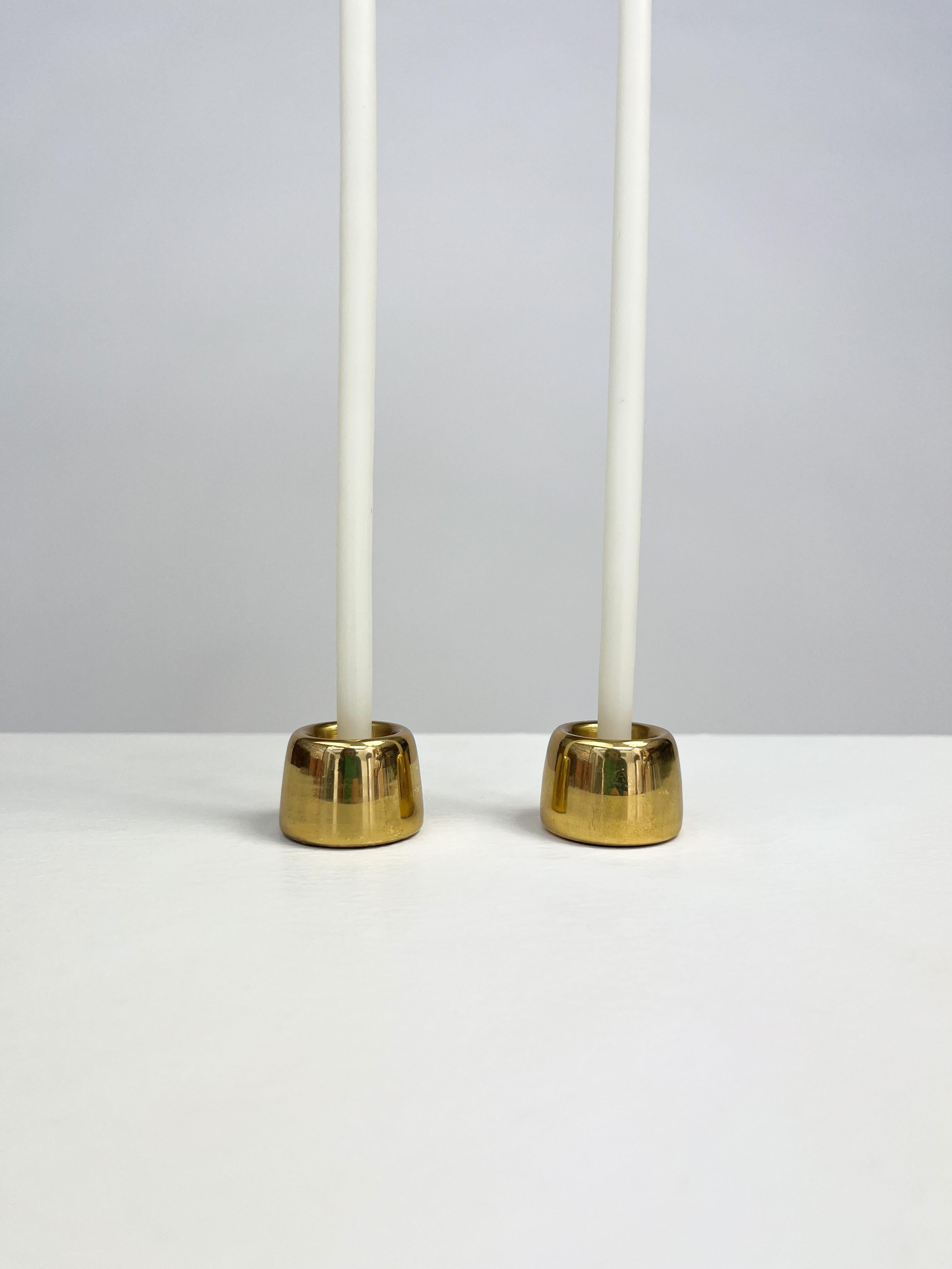 Paar Miniatur-Kerzenständer von Hans-Agne Jakobsson, Modell L 97 für dünne lange Kerzen, handgefertigt von der Hans-Agne Jakobsson AB in Schweden, 1960er Jahre.
 
Hergestellt aus massivem Messing, schön gealtert mit Patina. Darunter ist markiert.
