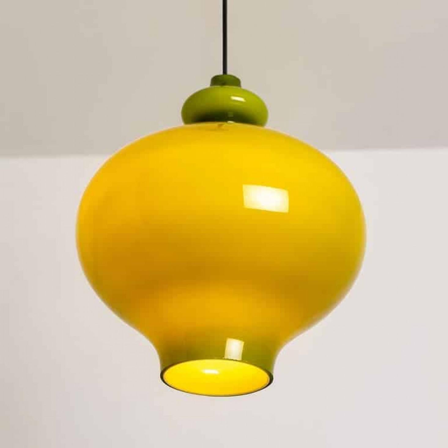 Coppia di lampade a sospensione in vetro verde Hans-Agne Jakobsson for Staff, 1960 in vendita 2