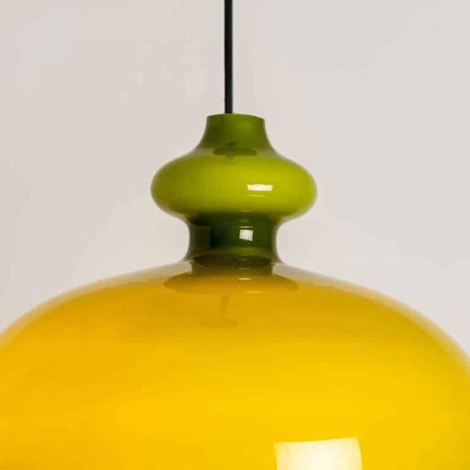 Coppia di lampade a sospensione in vetro verde Hans-Agne Jakobsson for Staff, 1960 in vendita 3