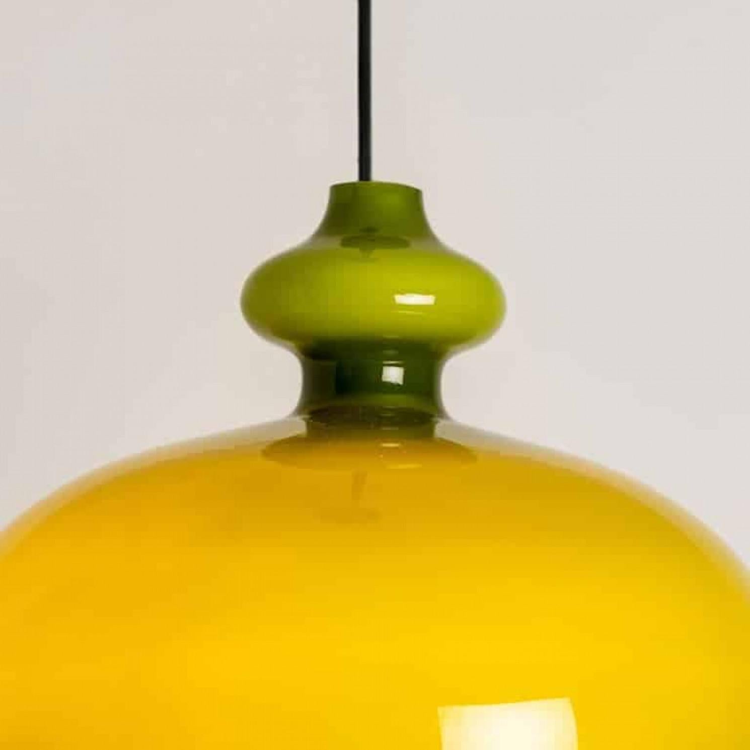Coppia di lampade a sospensione in vetro verde Hans-Agne Jakobsson for Staff, 1960 in vendita 3