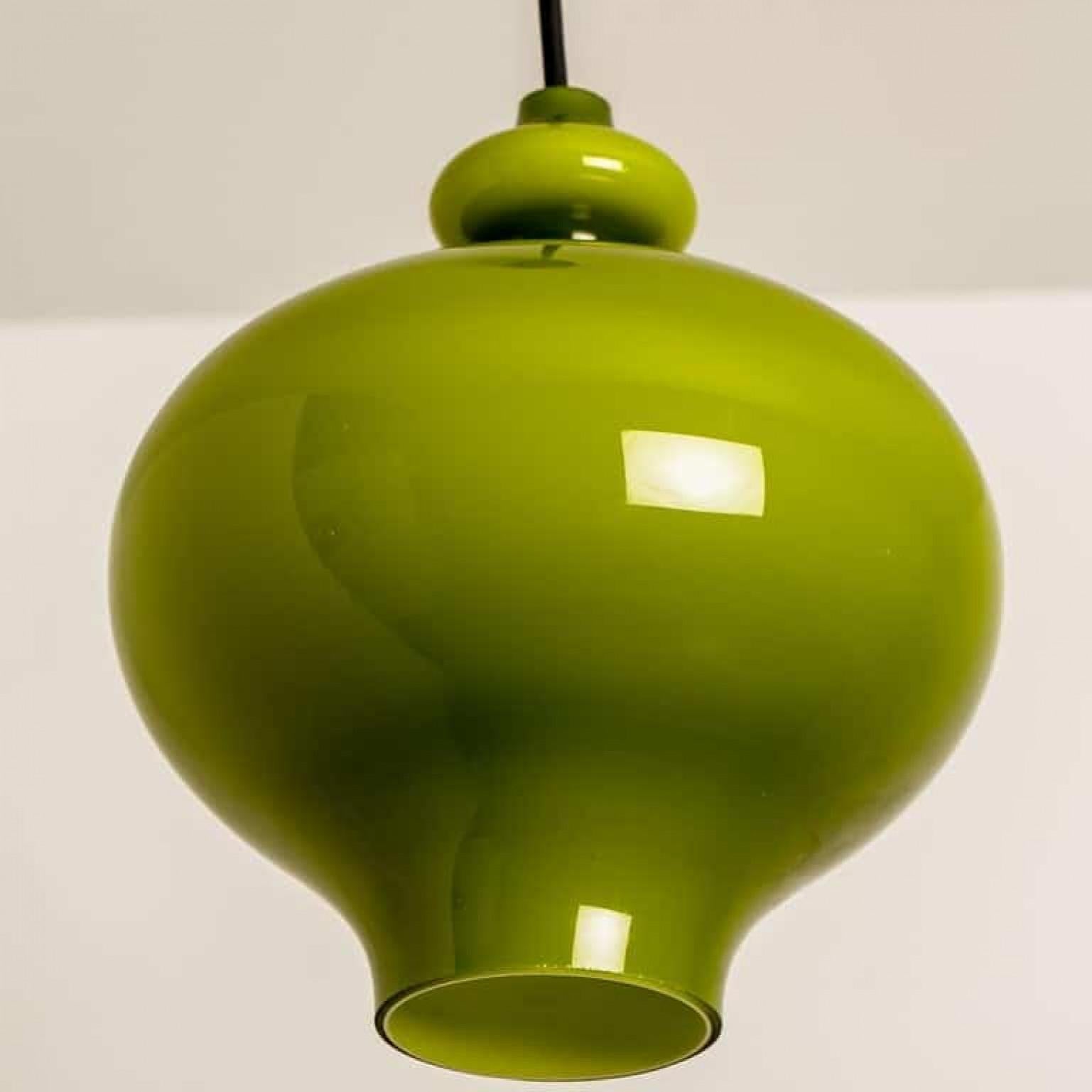 Coppia di lampade a sospensione in vetro verde Hans-Agne Jakobsson for Staff, 1960 in vendita 4