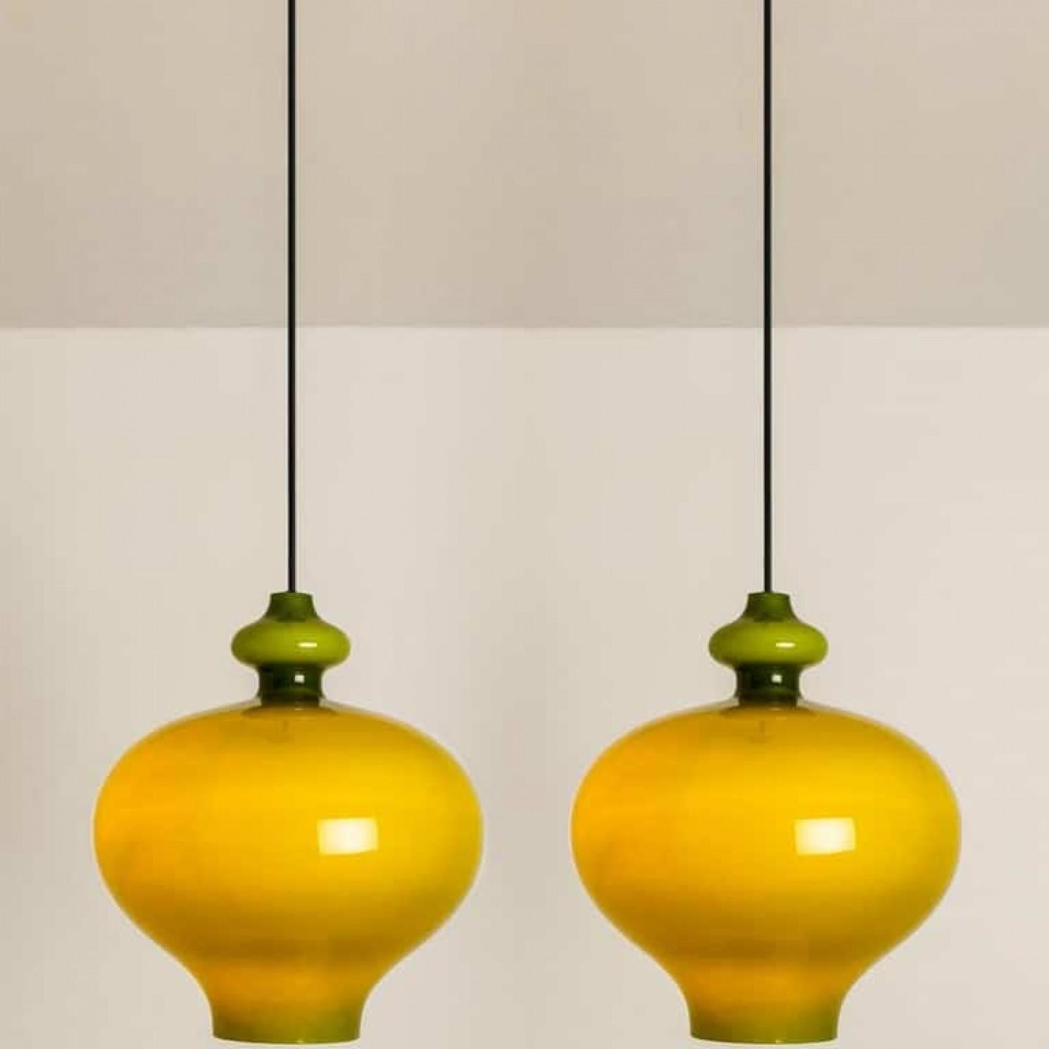 Coppia di lampade a sospensione in vetro verde Hans-Agne Jakobsson for Staff, 1960 in vendita 5
