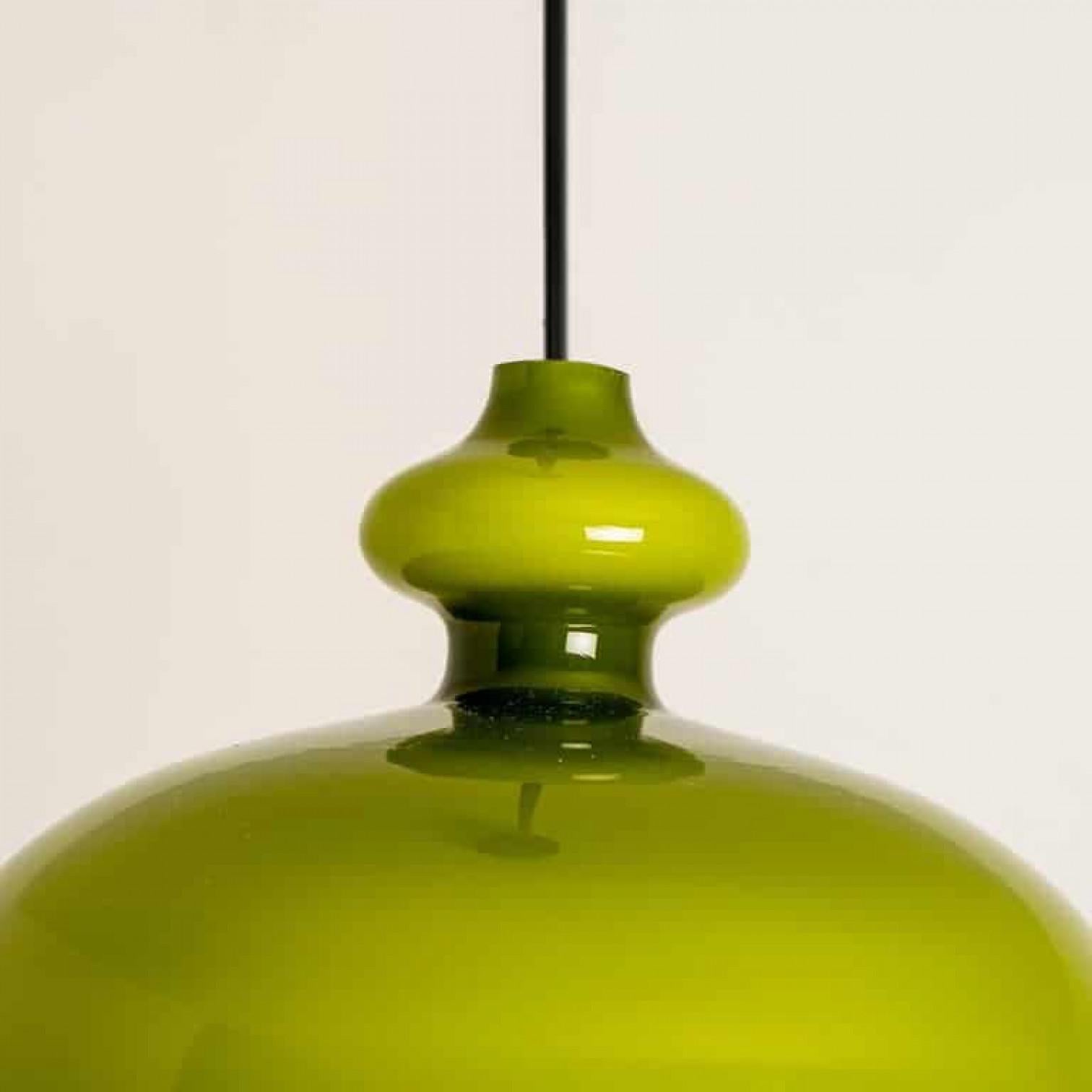 Coppia di lampade a sospensione in vetro verde Hans-Agne Jakobsson for Staff, 1960 in vendita 6