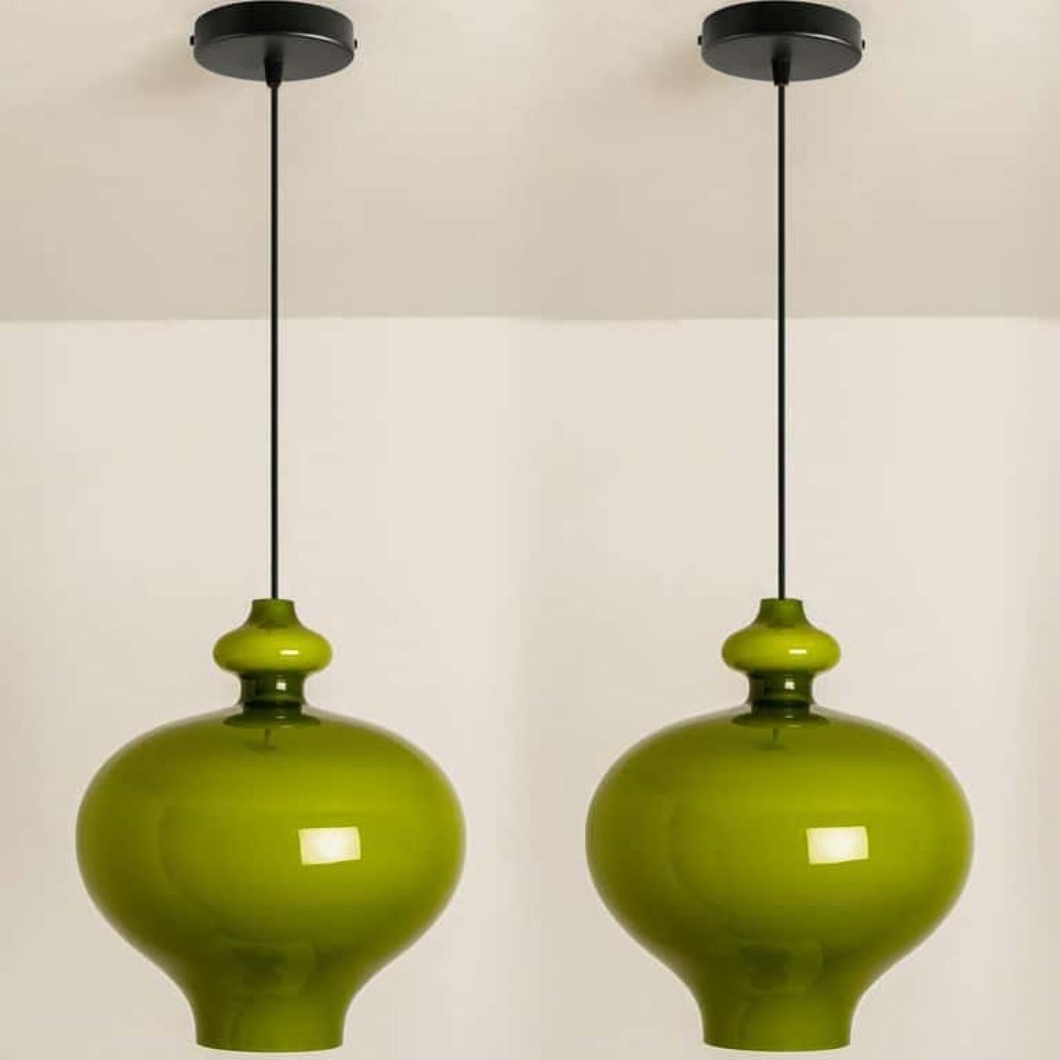 Coppia di lampade a sospensione in vetro verde Hans-Agne Jakobsson for Staff, 1960 in vendita 7
