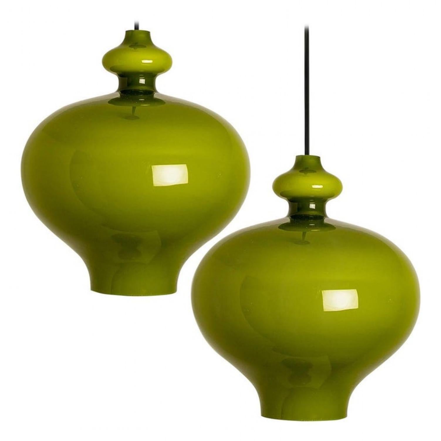 Lampe suspendue moderniste en verre opale de couleur vert olive. Conçue et réalisée par H.A. Jacobson pour Staff Leuchten, Allemagne, seconde moitié des années circa 1960.

Veuillez noter que le prix est celui de la paire. Nous pouvons fournir