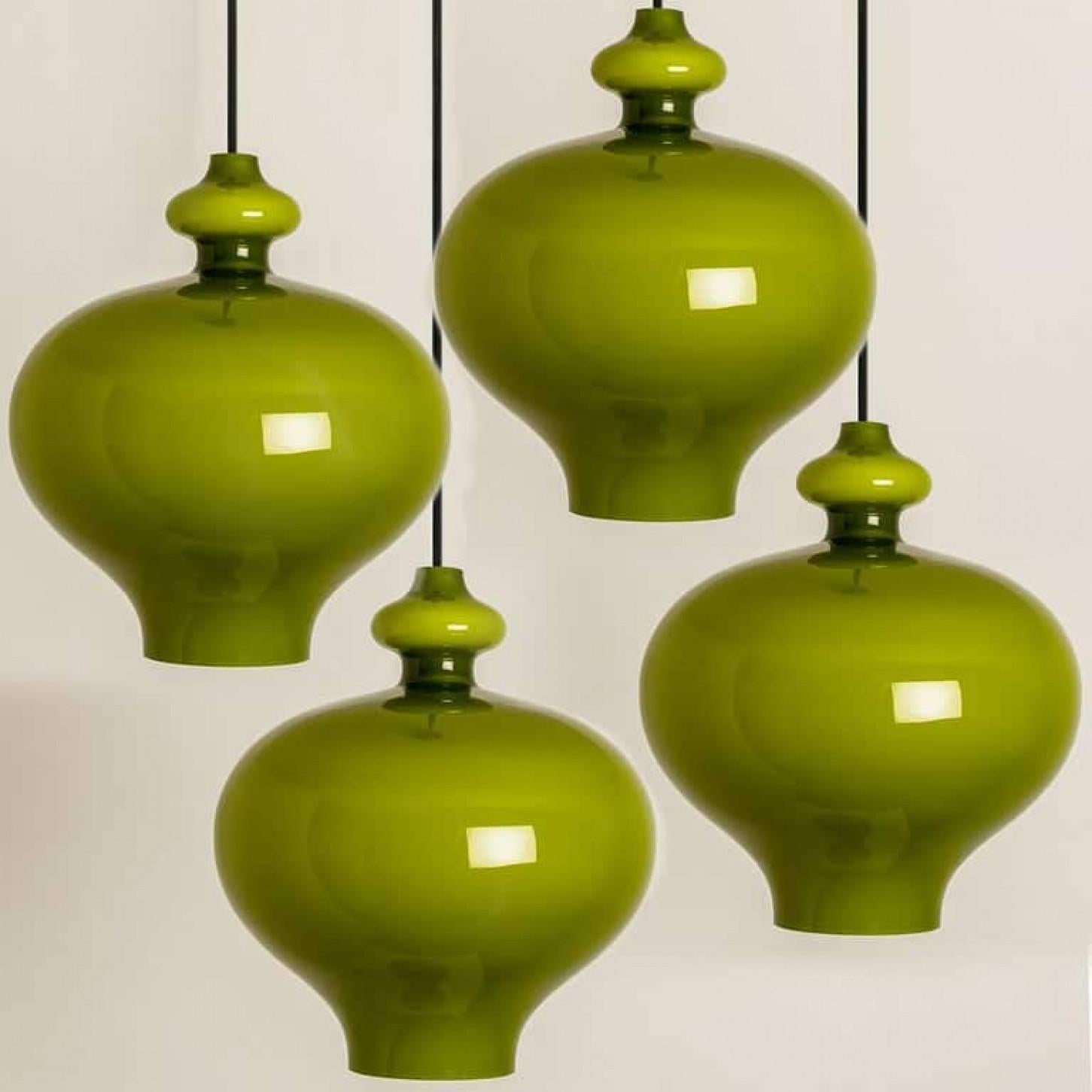 Lampada a sospensione modernista in vetro opalino color verde oliva. Progettato e disegnato da H. H. Jacobson per Staff Leuchten, Germania, seconda metà del 1960 circa.

Si prega di notare che il prezzo si riferisce alla coppia. Possiamo fornire