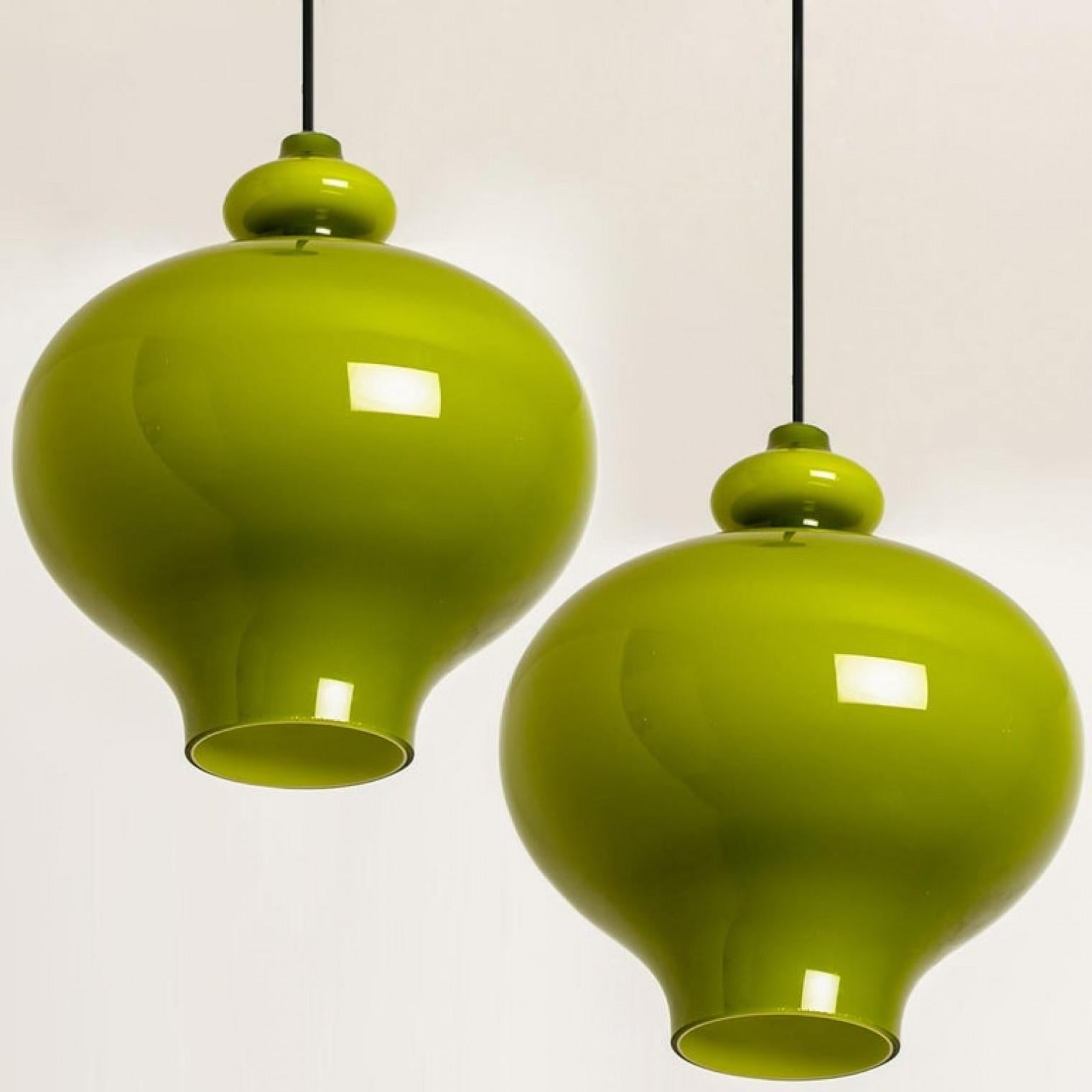 Mid-Century Modern Paire de lampes suspendues en verre vert Hans-Agne Jakobsson pour Staff, 1960 en vente