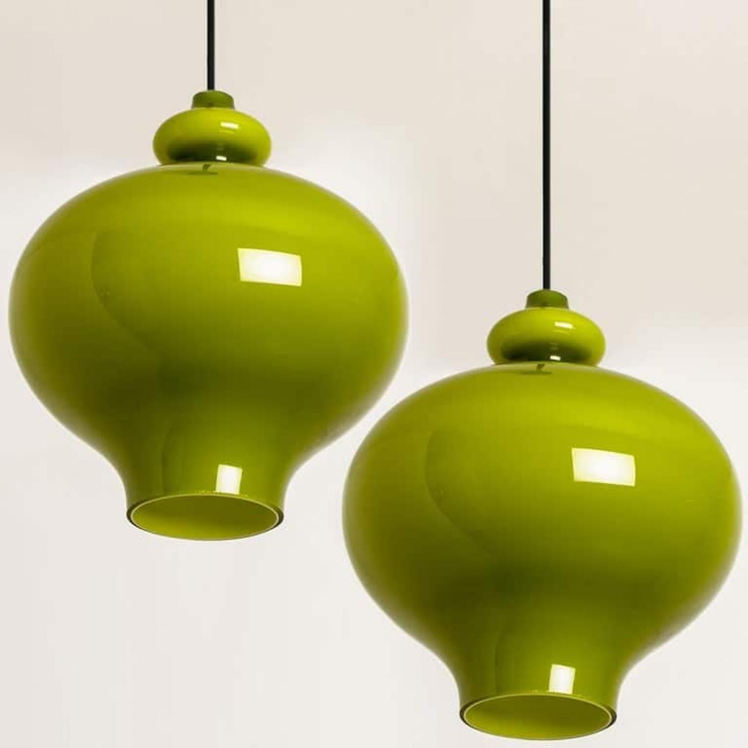Mid-Century moderno Coppia di lampade a sospensione in vetro verde Hans-Agne Jakobsson for Staff, 1960 in vendita