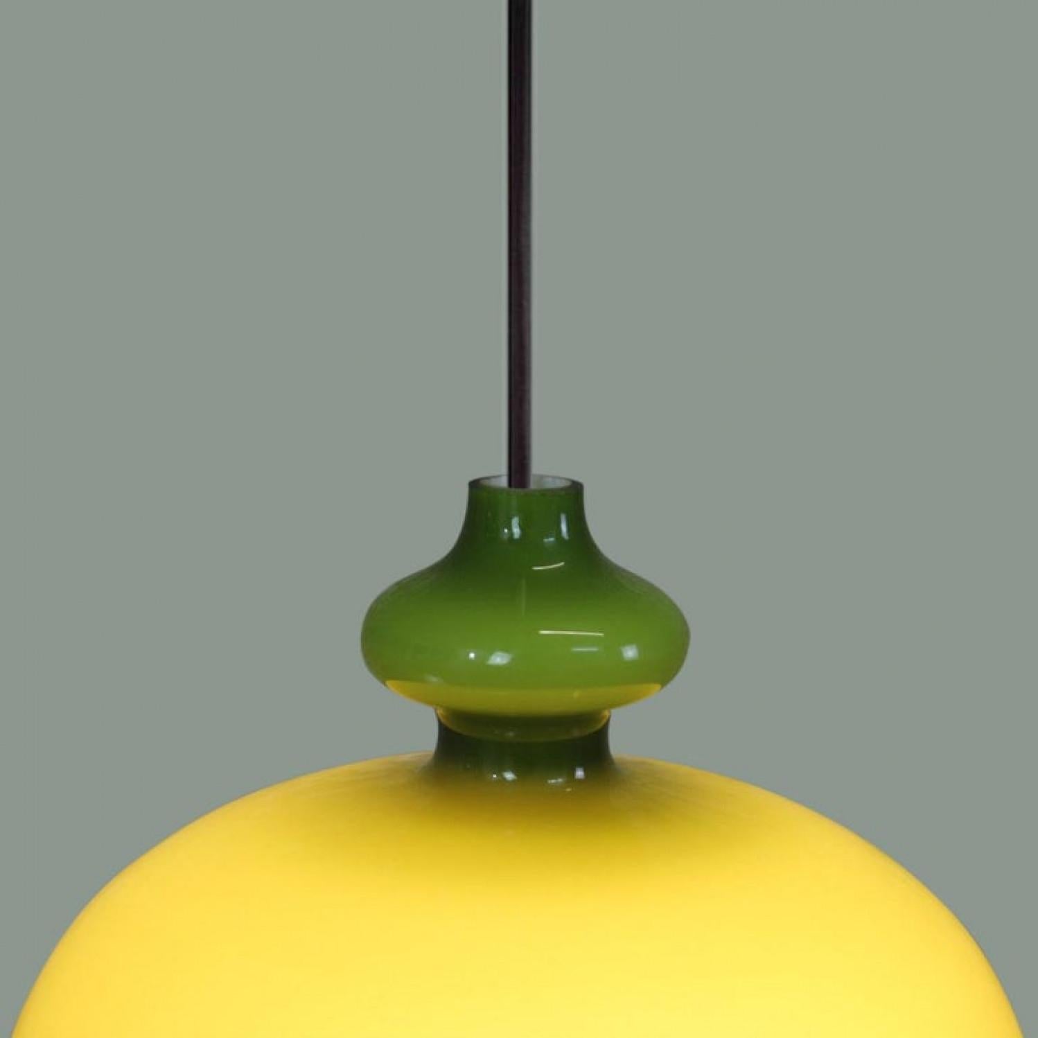 Coppia di lampade a sospensione in vetro verde Hans-Agne Jakobsson for Staff, 1960 In condizioni buone in vendita a Rijssen, NL
