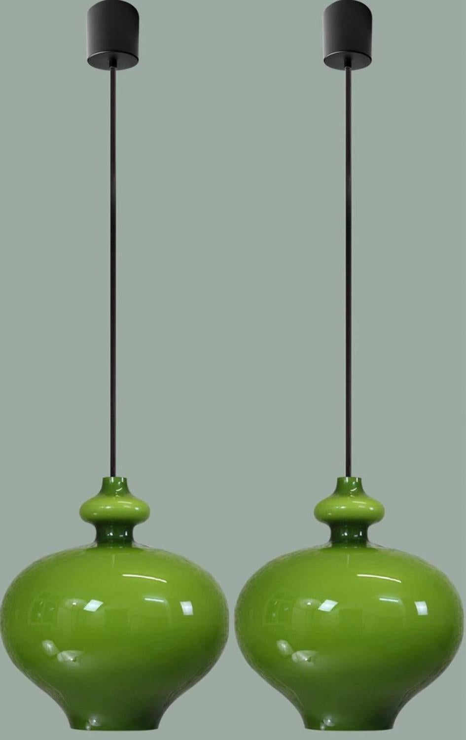 Paar Pendelleuchten aus grünem Glas von Hans-Agne Jakobsson für Staff, 1960 (20. Jahrhundert) im Angebot