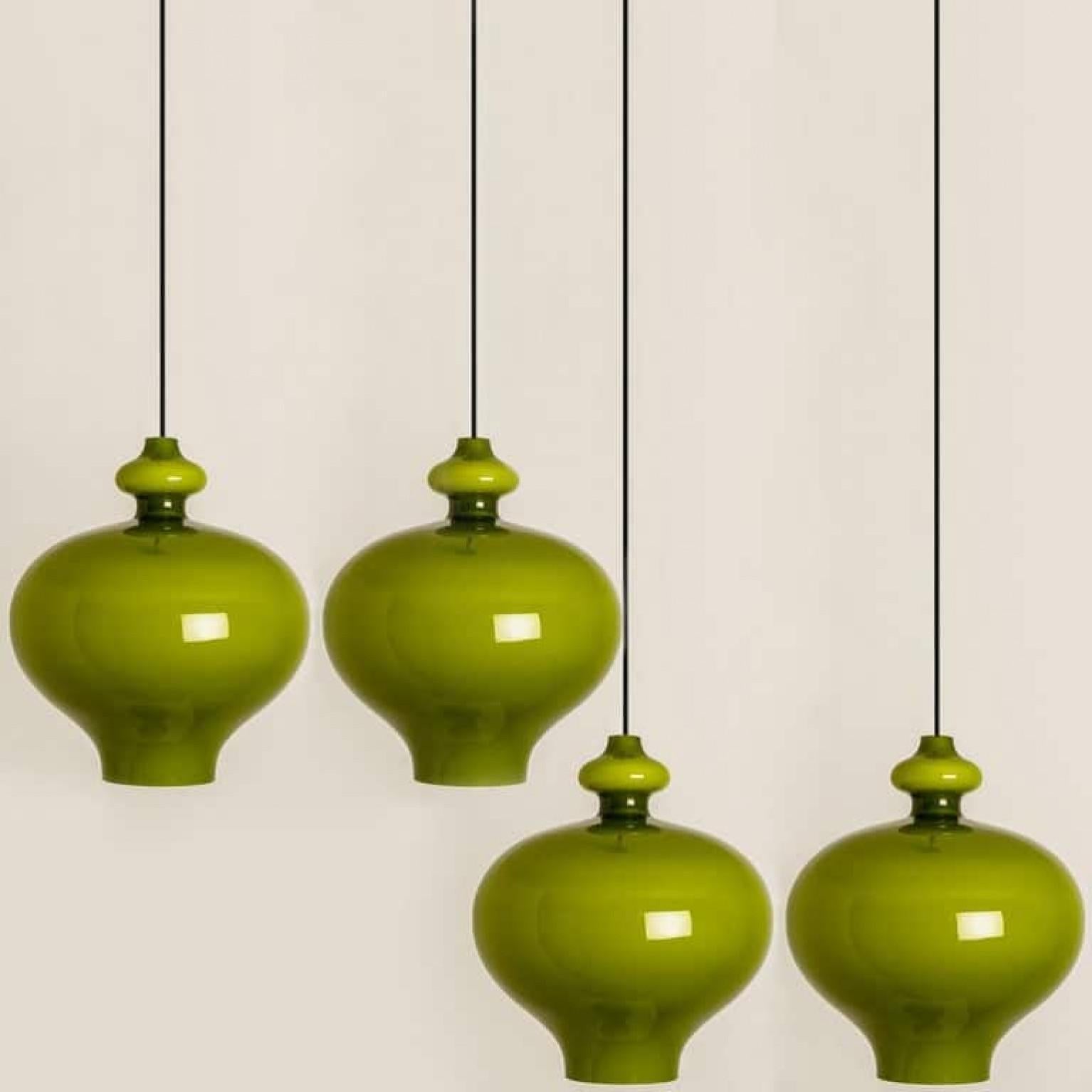 Coppia di lampade a sospensione in vetro verde Hans-Agne Jakobsson for Staff, 1960 in vendita 1
