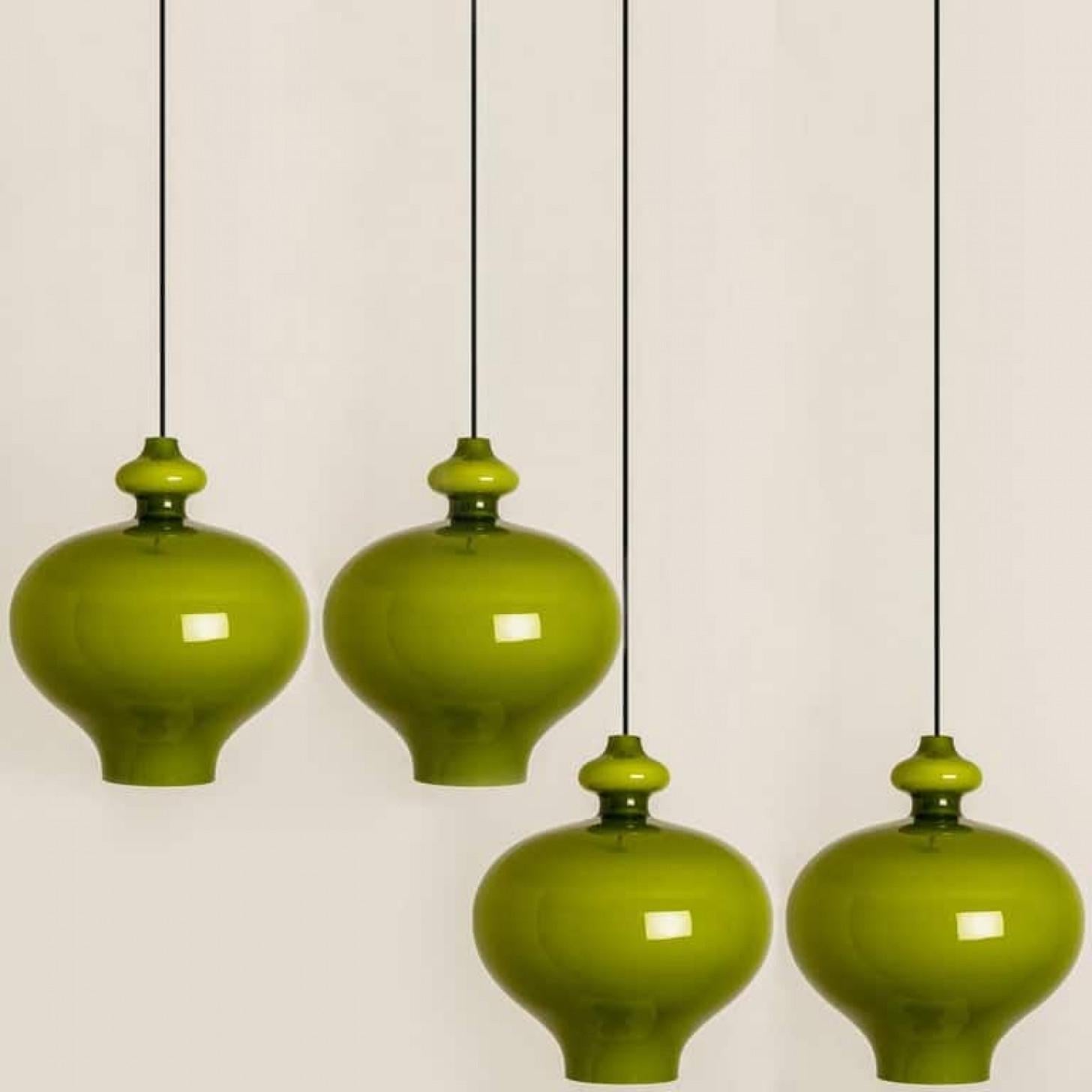 Coppia di lampade a sospensione in vetro verde Hans-Agne Jakobsson for Staff, 1960 in vendita 1