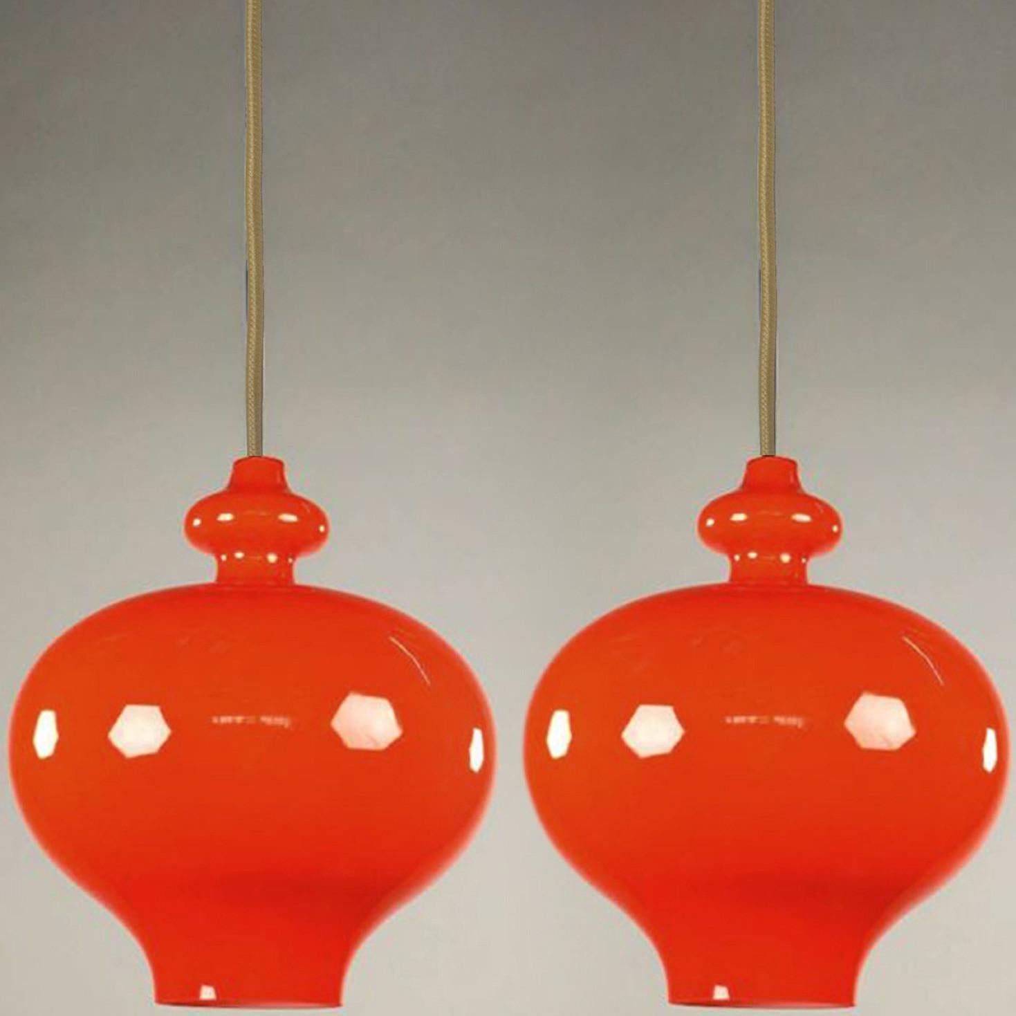 Lampe suspendue moderniste en verre opalin de couleur orange. Conçu par Hans-Agne Jakobsson pour Staff Agnes, Allemagne, milieu des années 1960.

Veuillez noter que le prix est celui de la paire. Nous pouvons fournir différentes canopées et
