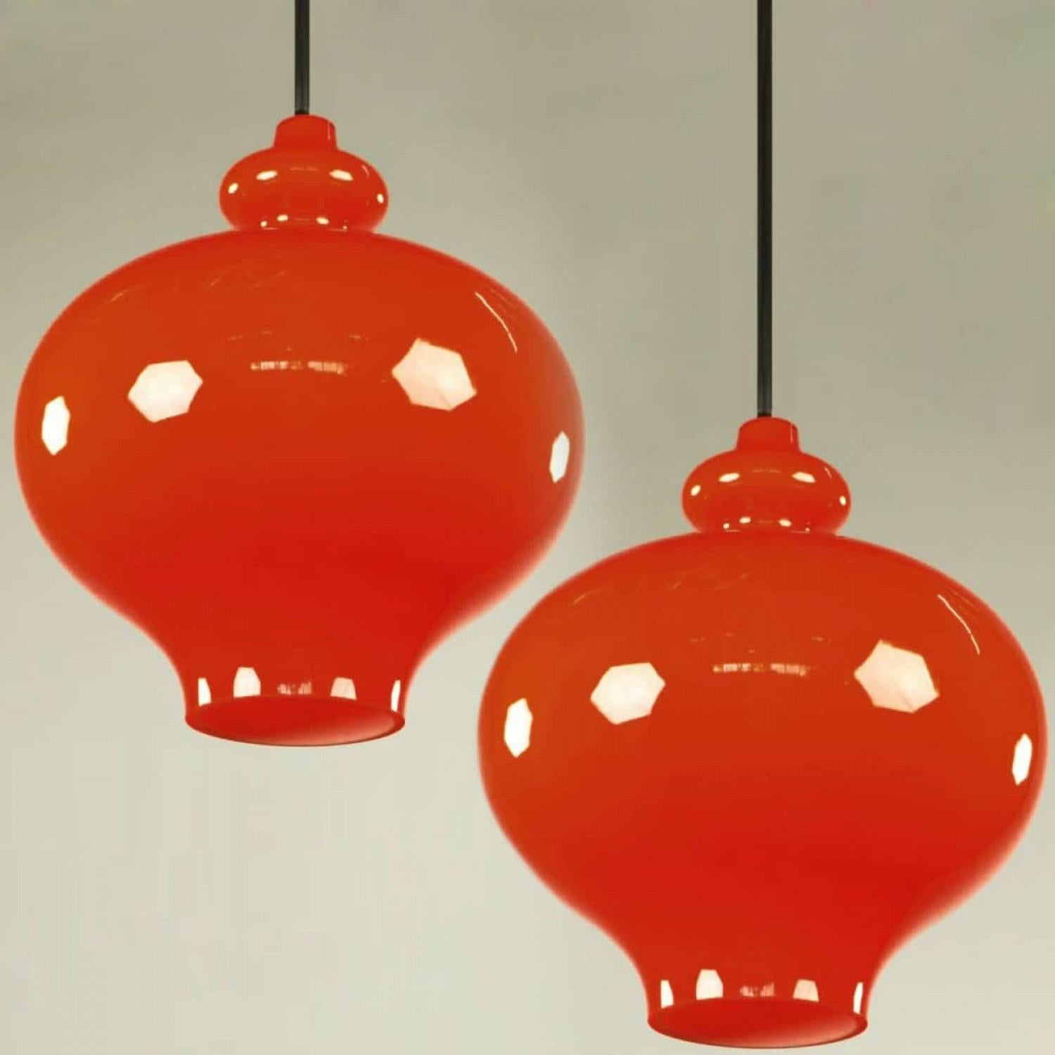 Lampada a sospensione modernista in vetro opalino color arancio. Disegnato da Hans-Agne Jakobsson per Staff Leuchten, Germania, metà anni '60.

Si prega di notare che il prezzo si riferisce alla coppia. Possiamo fornire cavi di diverse dimensioni,