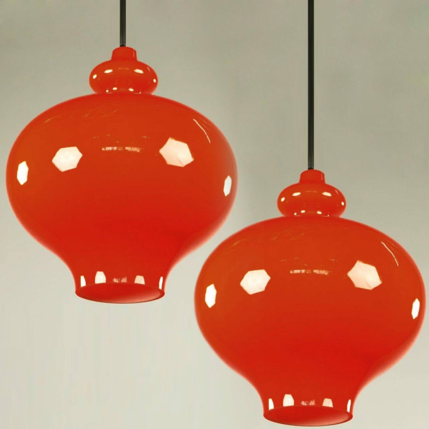 Mid-Century Modern Paire de lampes à suspension en verre orange Hans-Agne Jakobsson pour Staff, 1960 en vente