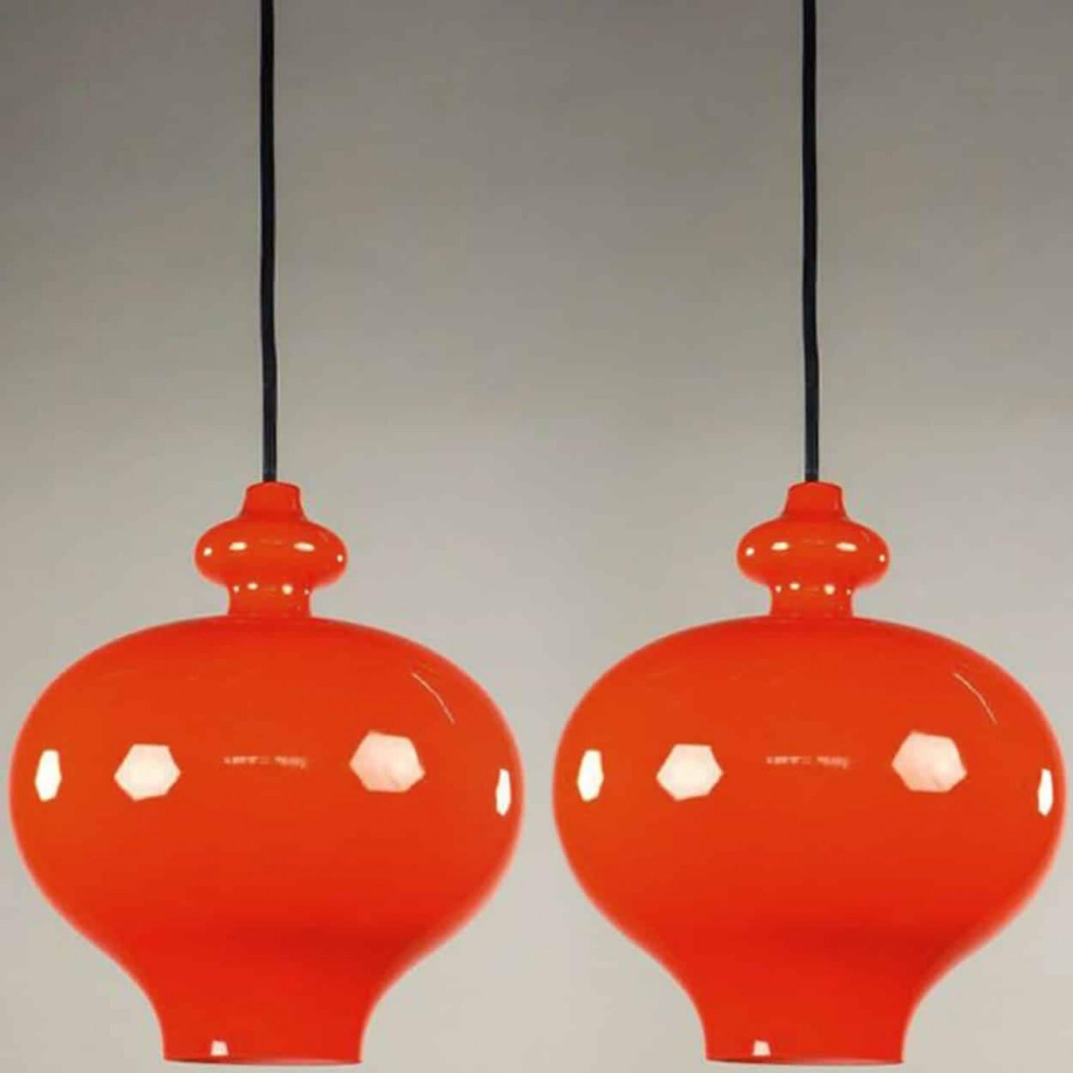 Tedesco Coppia di lampade a sospensione in vetro arancione Hans-Agne Jakobsson for Staff, 1960 in vendita